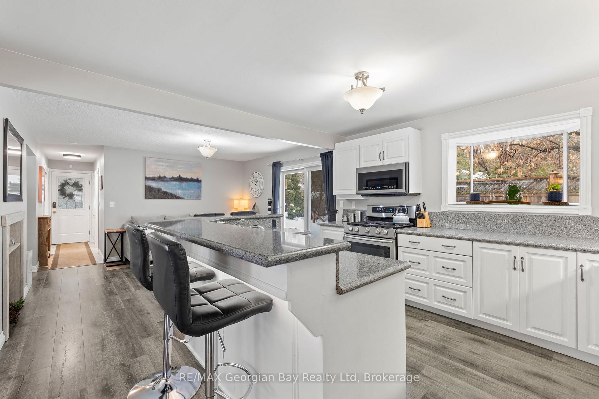Photo 4 of 359 Fifth Street, Midland — HOMEH