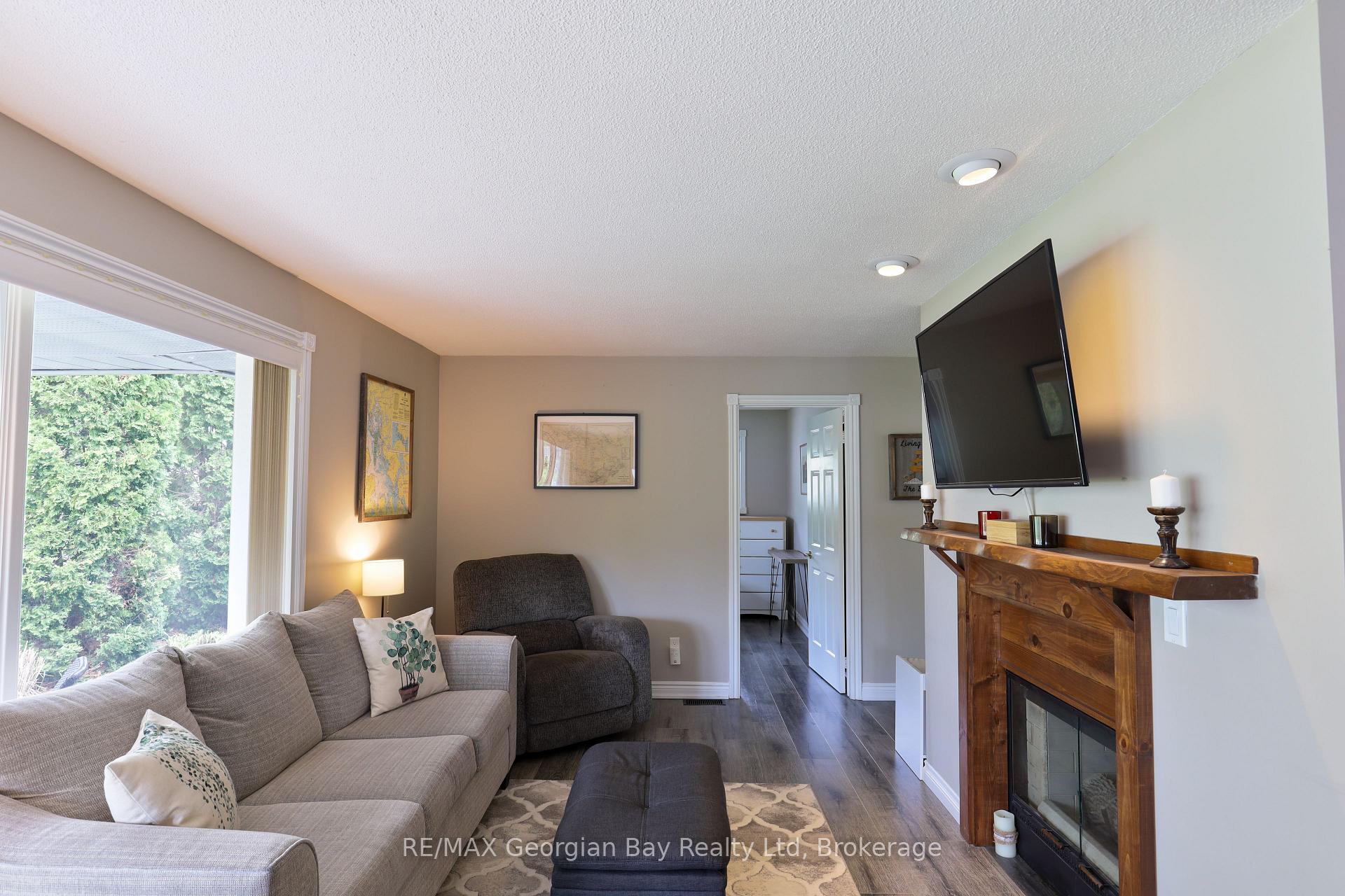Photo 11 of 359 Fifth Street, Midland — HOMEH