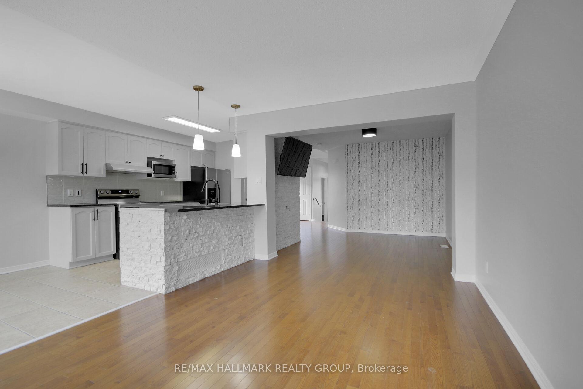 Photo 3 of 174 Gatespark Private, Ottawa, Kanata - Kanata Lakes/Heritage Hills — HOMEH