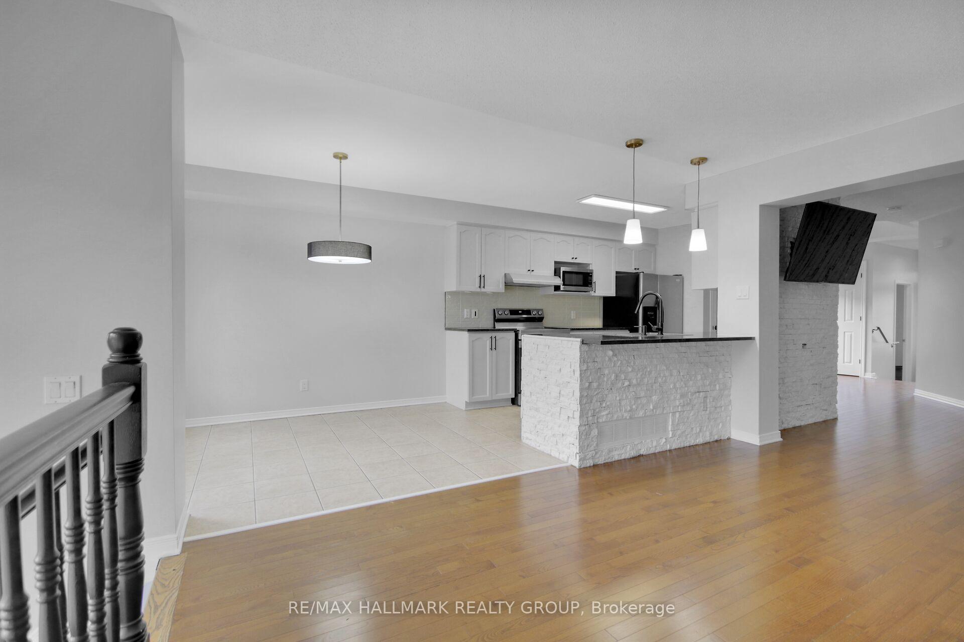 Photo 5 of 174 Gatespark Private, Ottawa, Kanata - Kanata Lakes/Heritage Hills — HOMEH