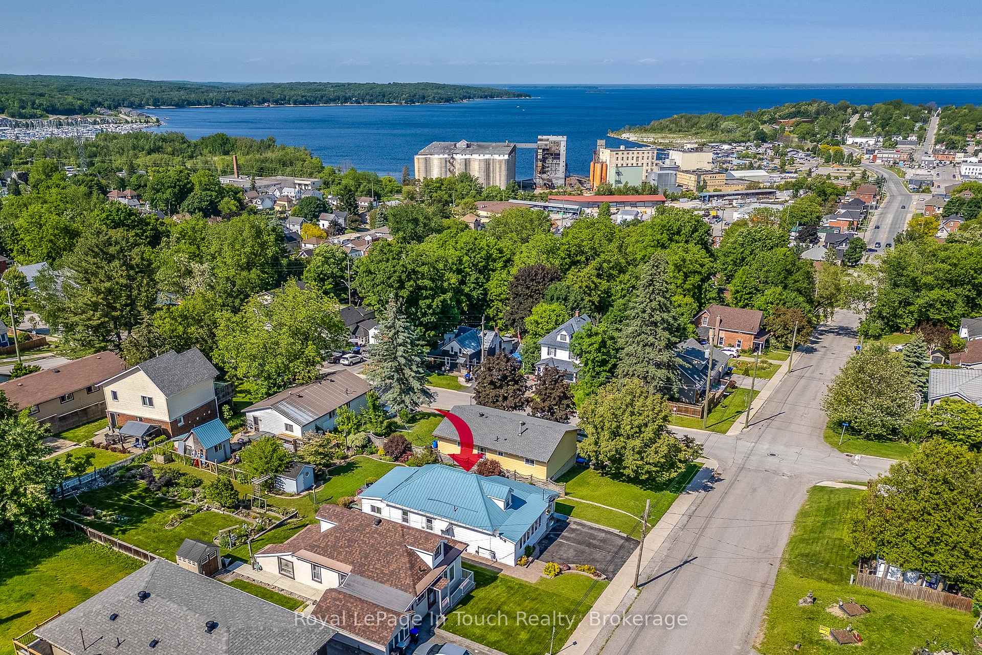 Photo 2 of 710 Bay Street, Midland — HOMEH