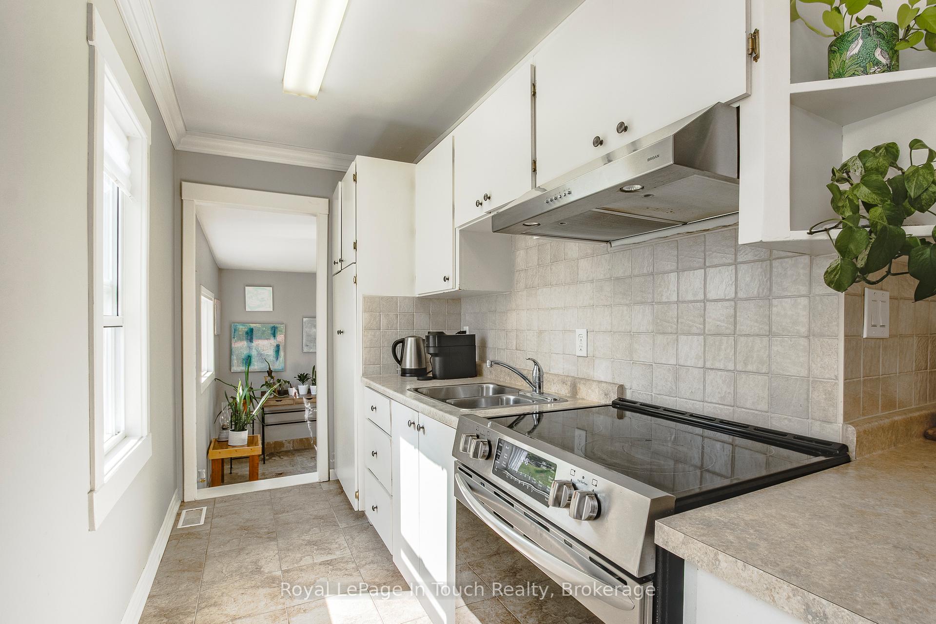 Photo 4 of 710 Bay Street, Midland — HOMEH