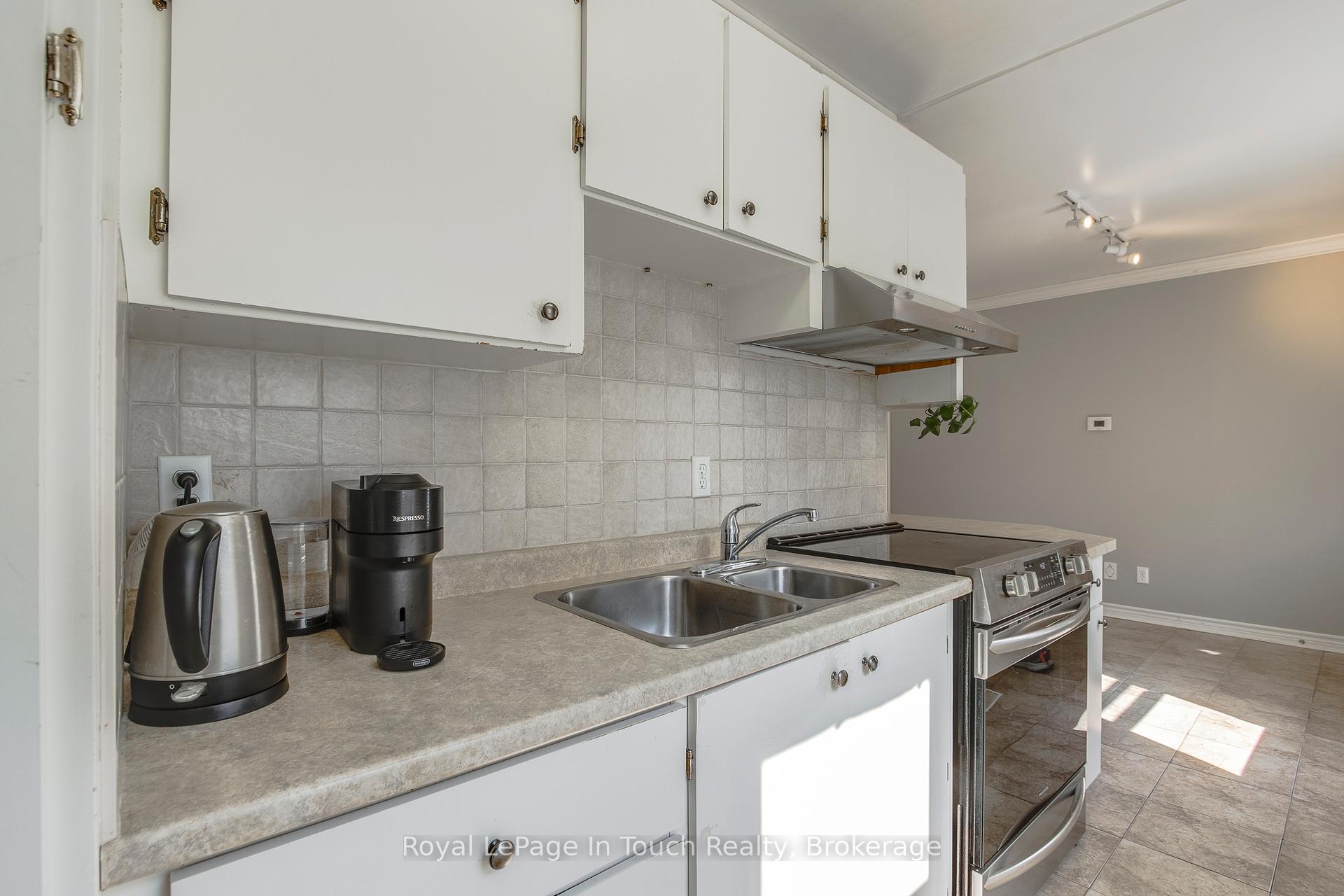 Photo 6 of 710 Bay Street, Midland — HOMEH