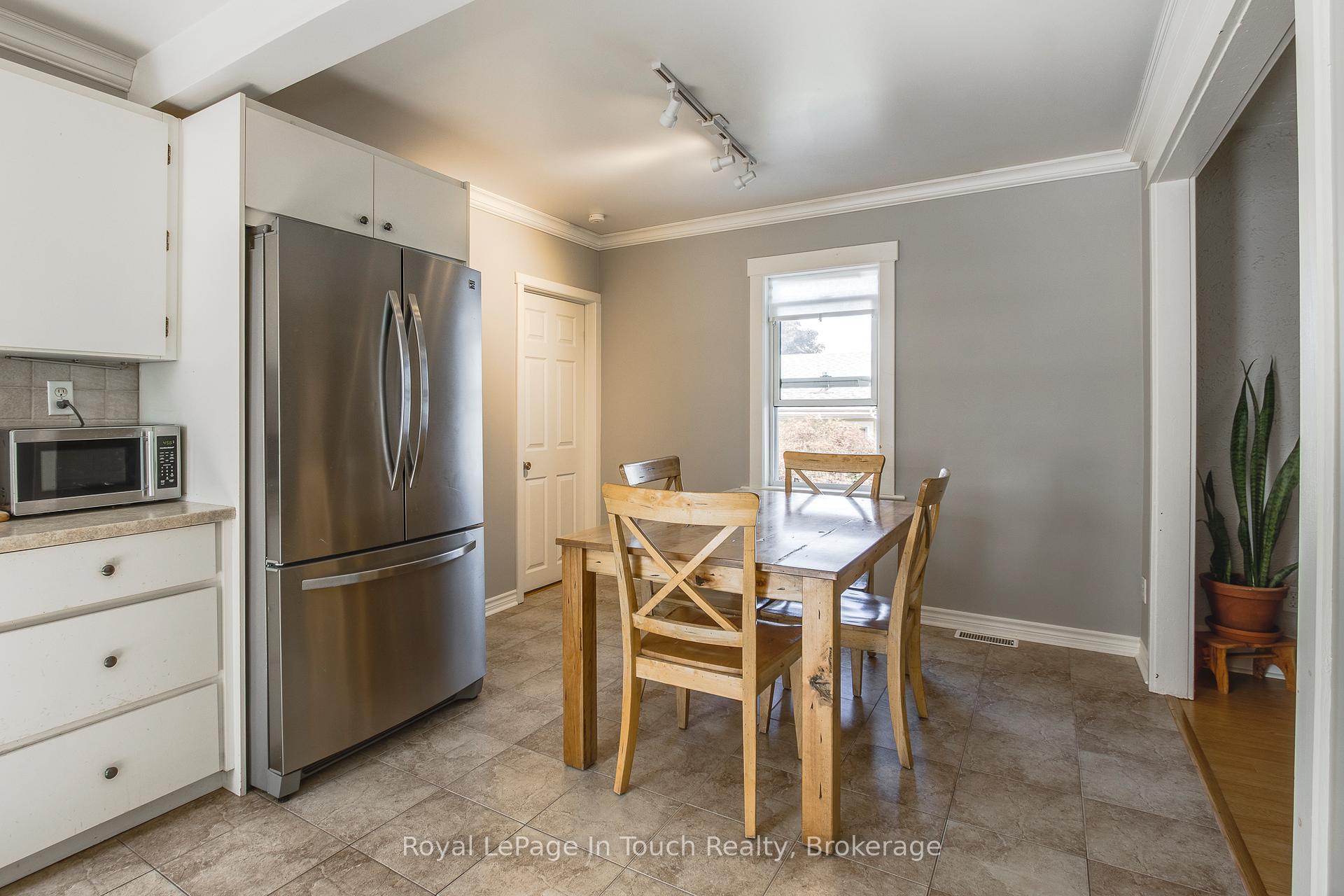 Photo 9 of 710 Bay Street, Midland — HOMEH