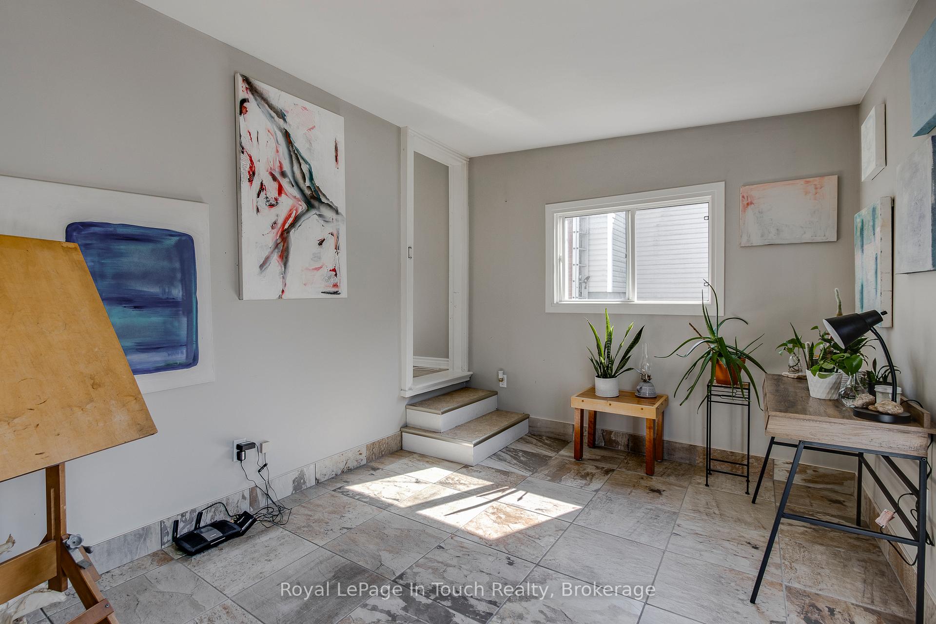 Photo 11 of 710 Bay Street, Midland — HOMEH