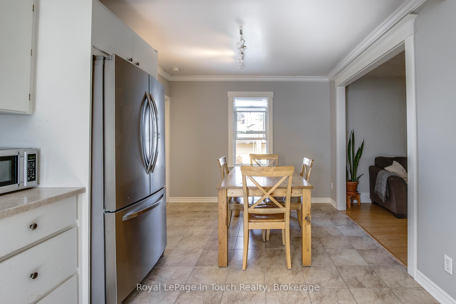 Photo 12 of 710 Bay Street, Midland — HOMEH