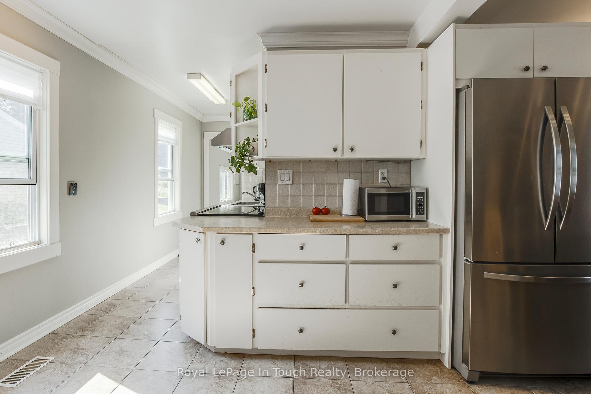 Photo 13 of 710 Bay Street, Midland — HOMEH