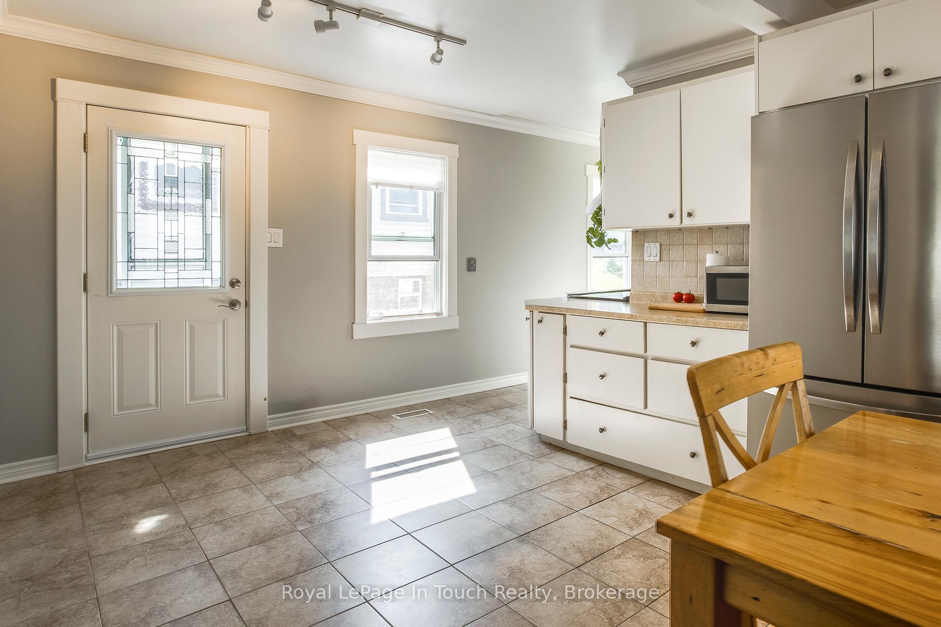 Photo 14 of 710 Bay Street, Midland — HOMEH