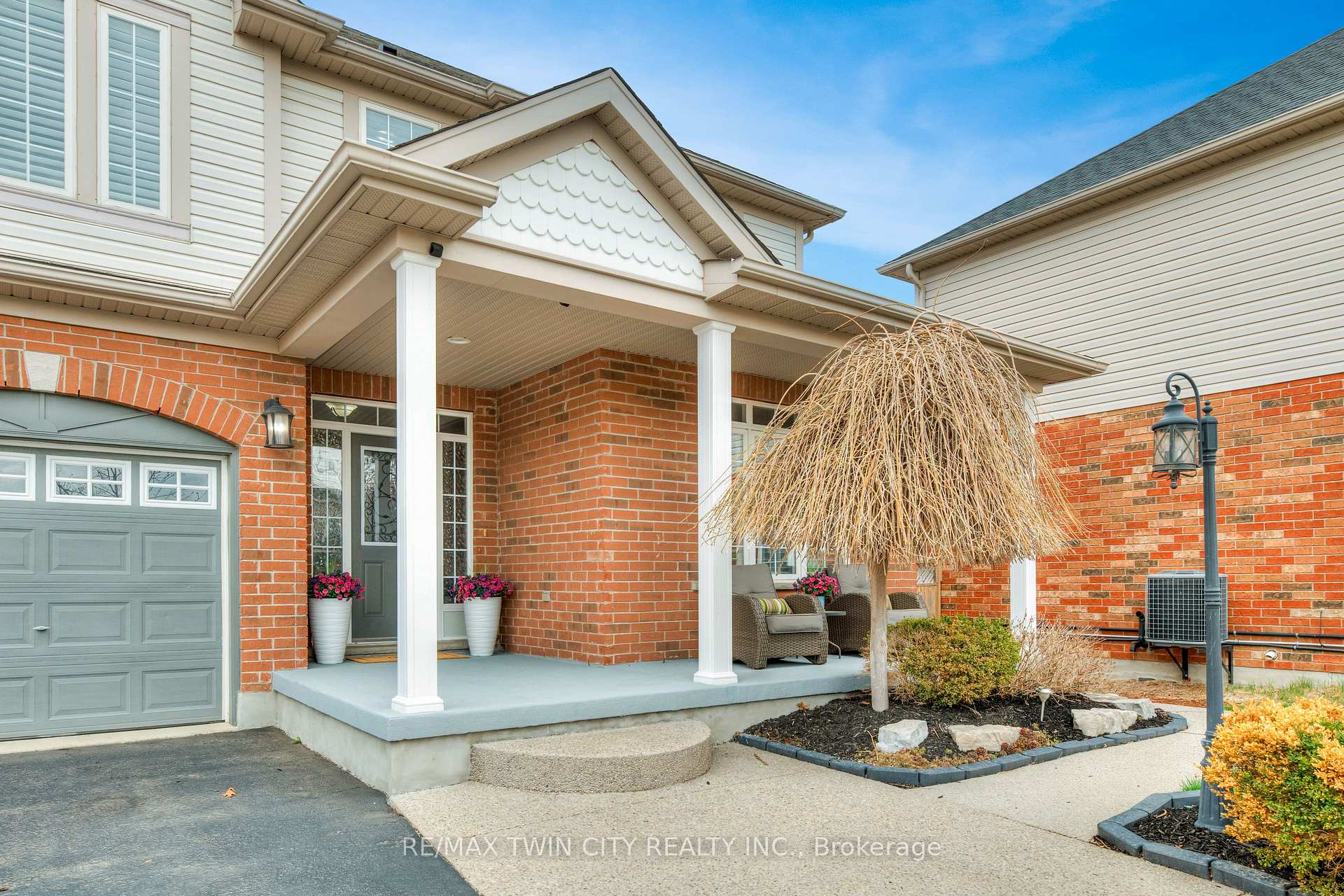 Photo 2 of 928 Manorbrook Court, Kitchener — HOMEH