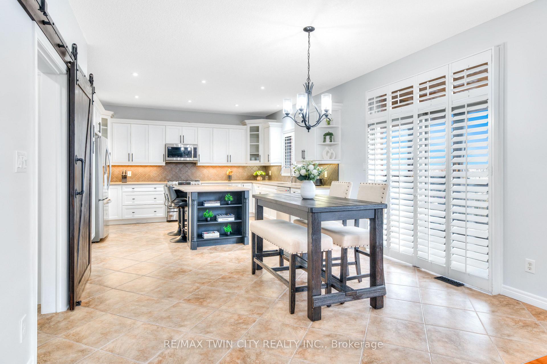 Photo 11 of 928 Manorbrook Court, Kitchener — HOMEH
