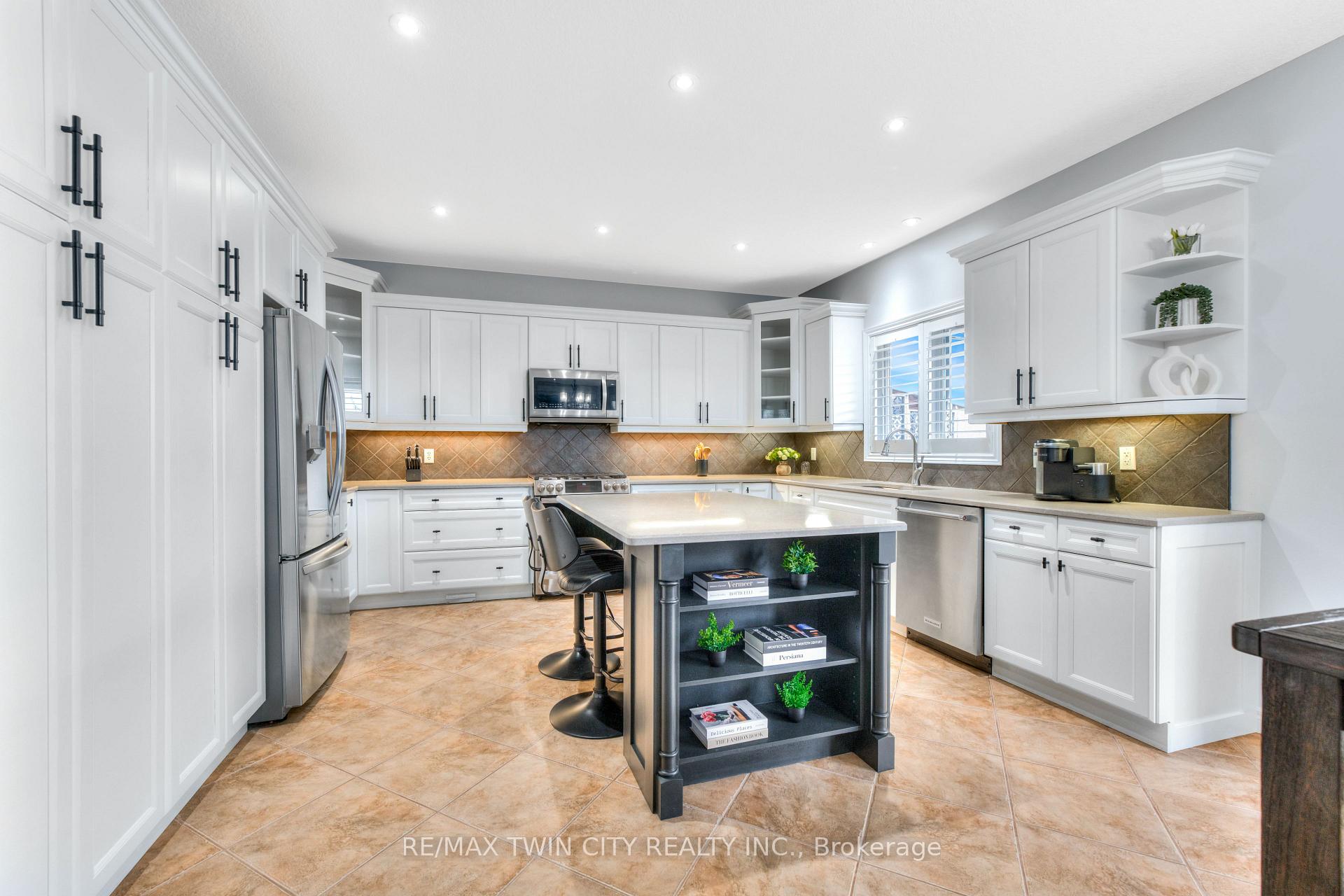 Photo 12 of 928 Manorbrook Court, Kitchener — HOMEH