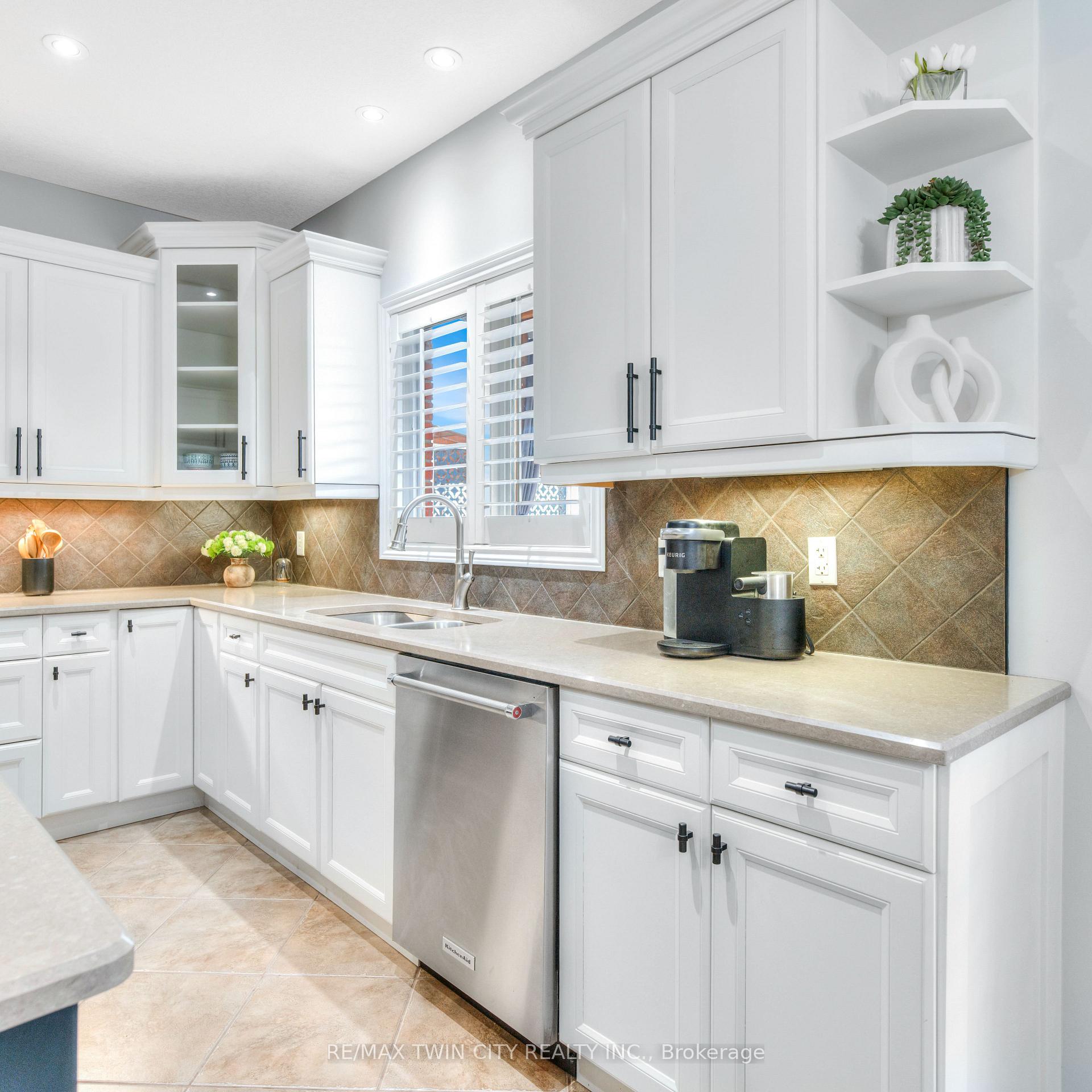 Photo 13 of 928 Manorbrook Court, Kitchener — HOMEH