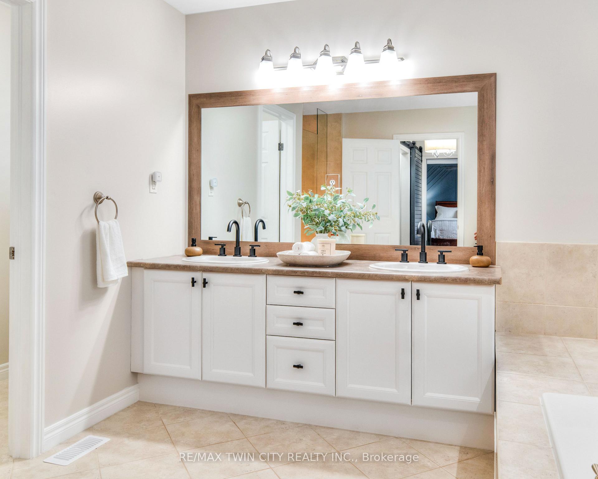 Photo 23 of 928 Manorbrook Court, Kitchener — HOMEH