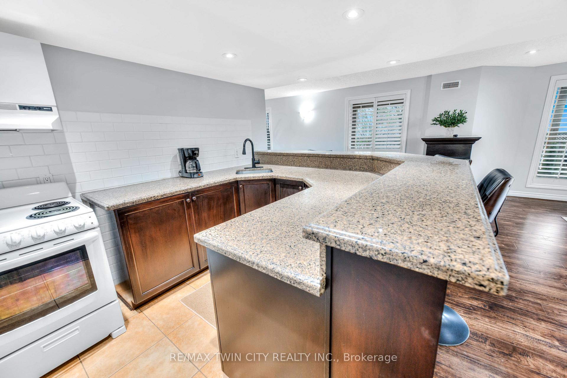 Photo 32 of 928 Manorbrook Court, Kitchener — HOMEH