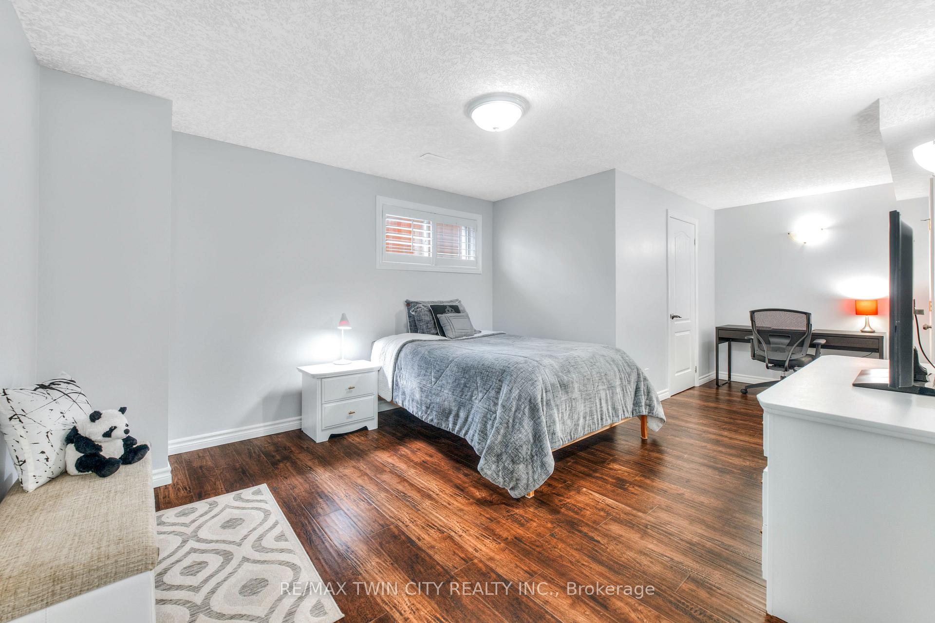 Photo 36 of 928 Manorbrook Court, Kitchener — HOMEH