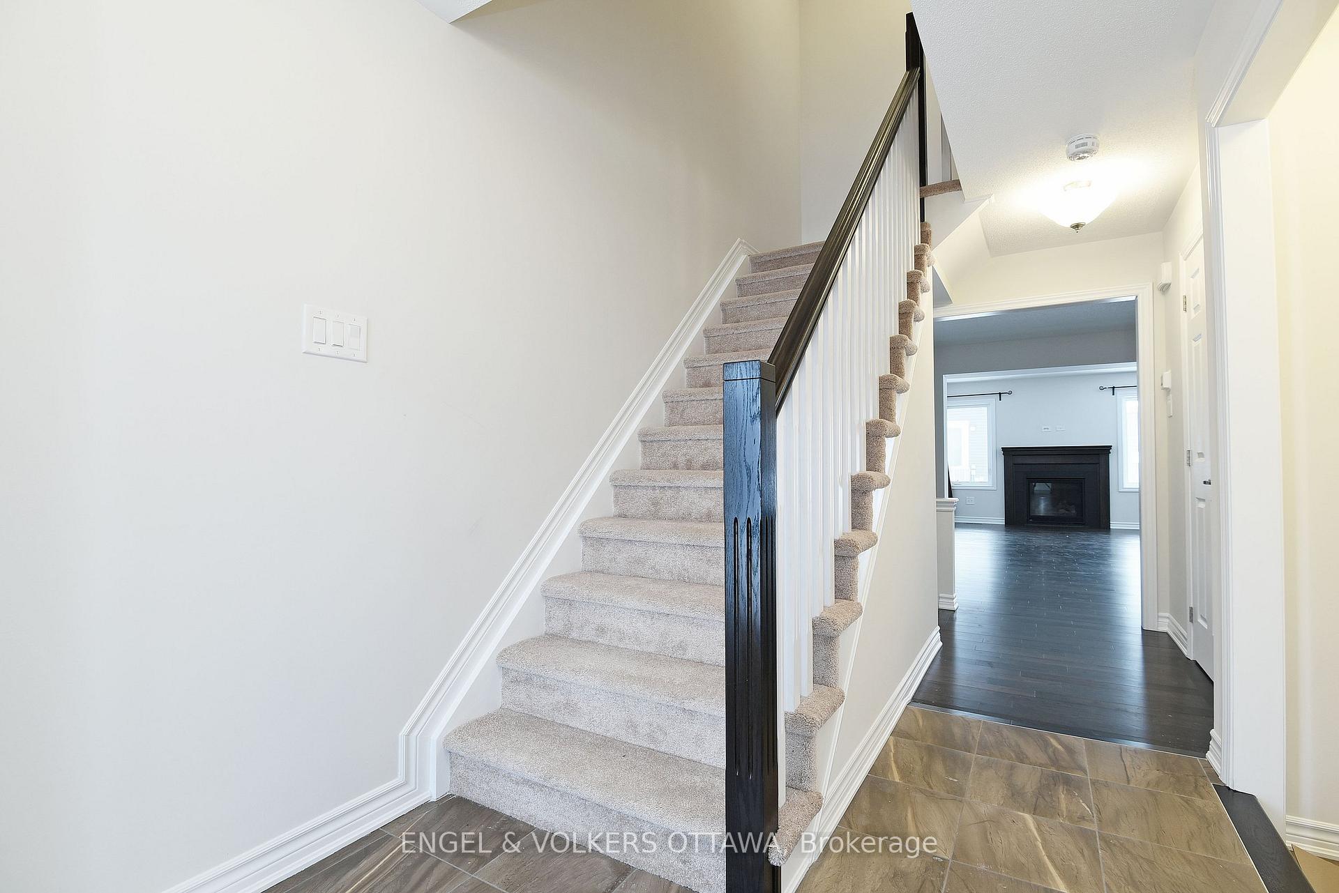 Photo 4 of 360 Rouncey Road, Ottawa, Kanata - Emerald Meadows/Trailwest — HOMEH