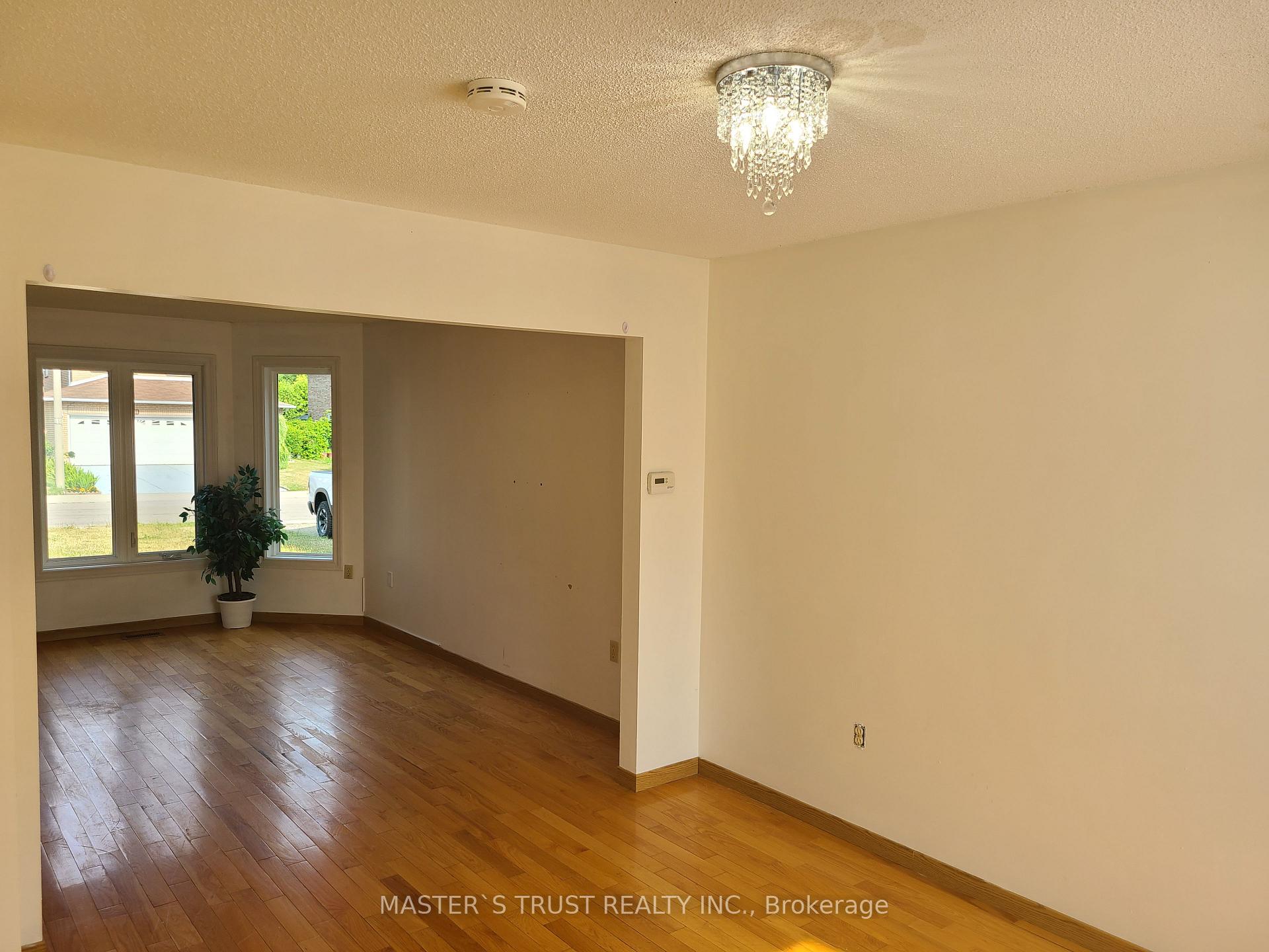 Photo 2 of 126 Fairington Crescent, Hamilton, Kentley — HOMEH