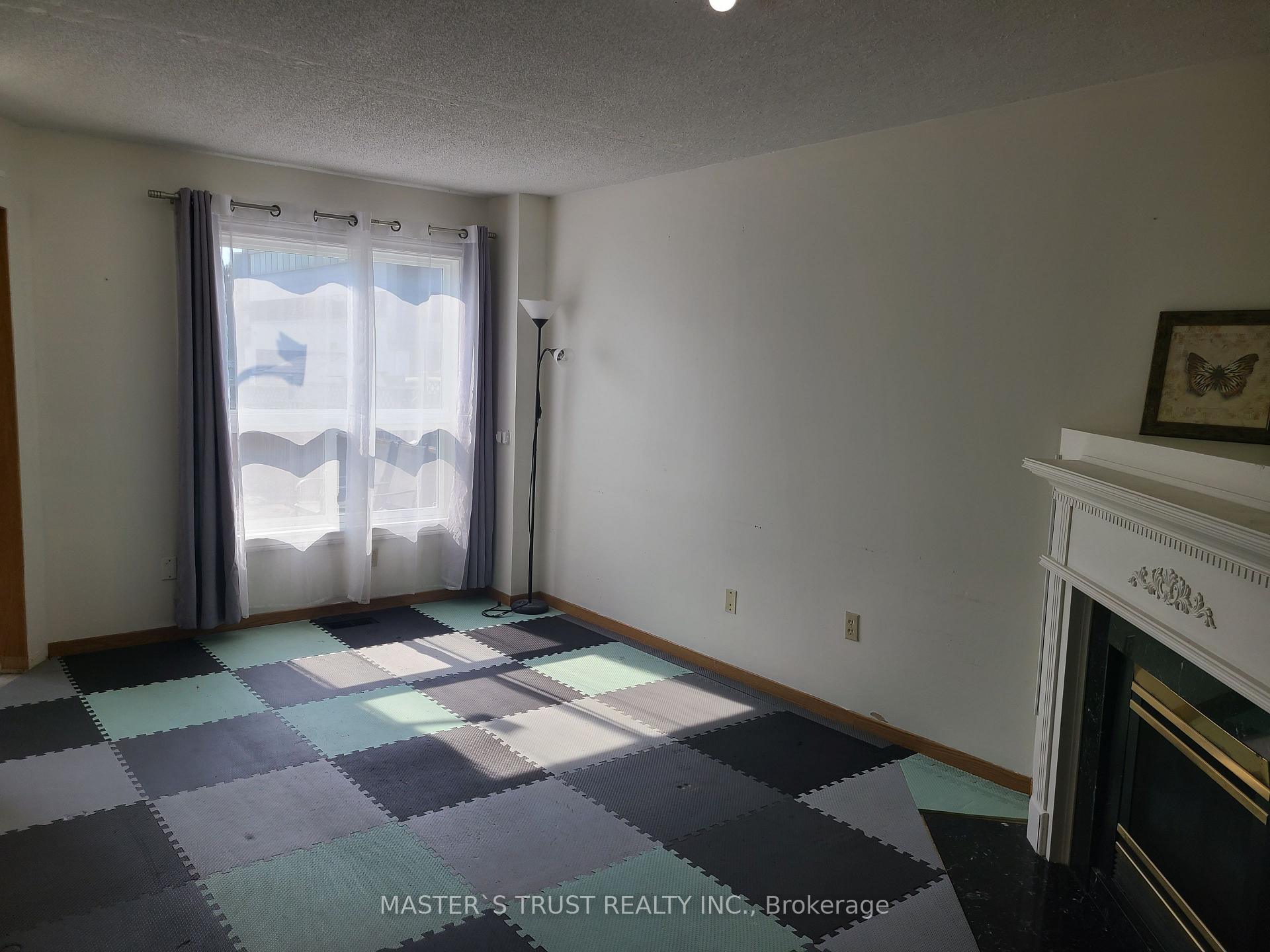 Photo 3 of 126 Fairington Crescent, Hamilton, Kentley — HOMEH