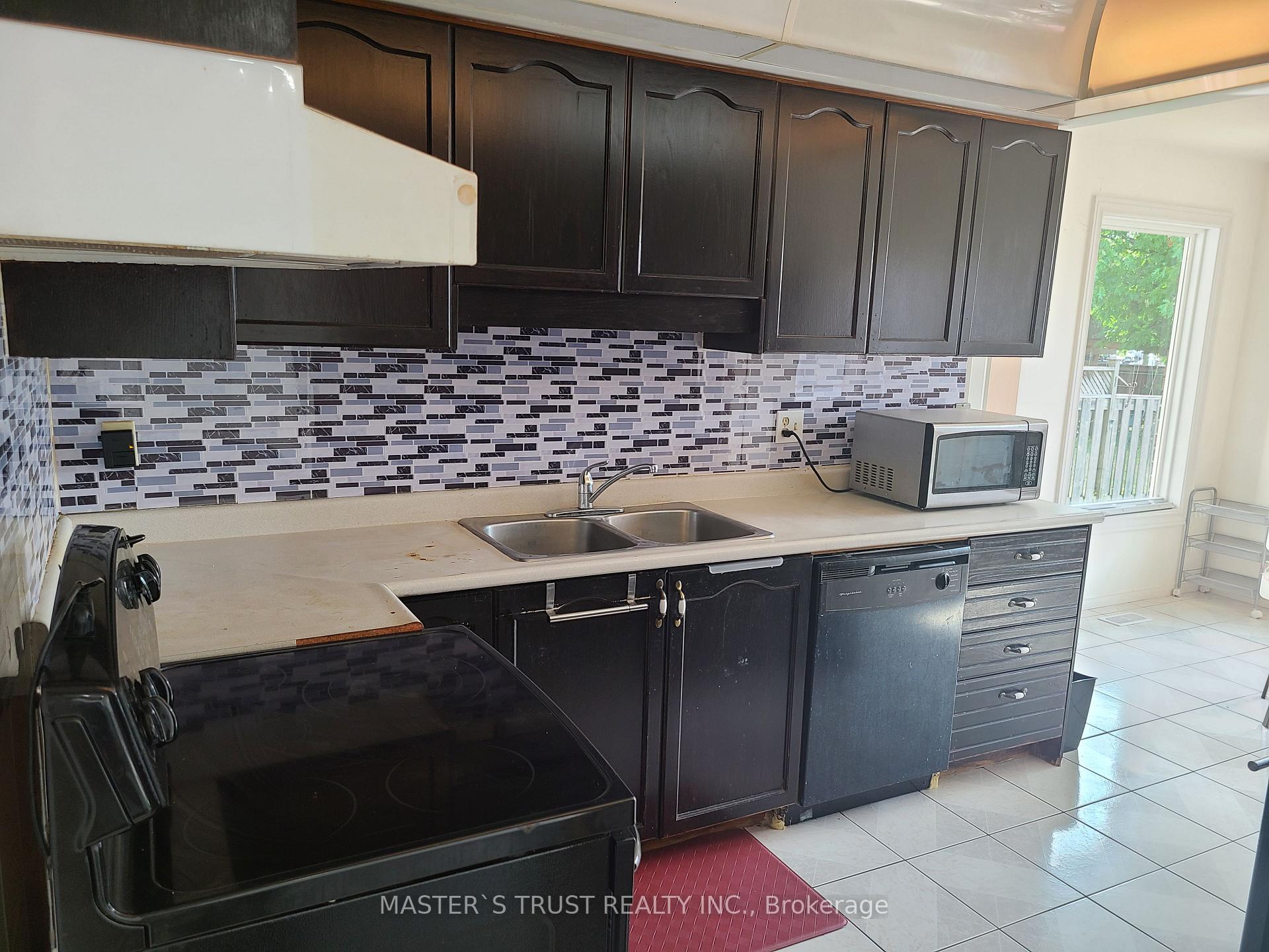 Photo 5 of 126 Fairington Crescent, Hamilton, Kentley — HOMEH