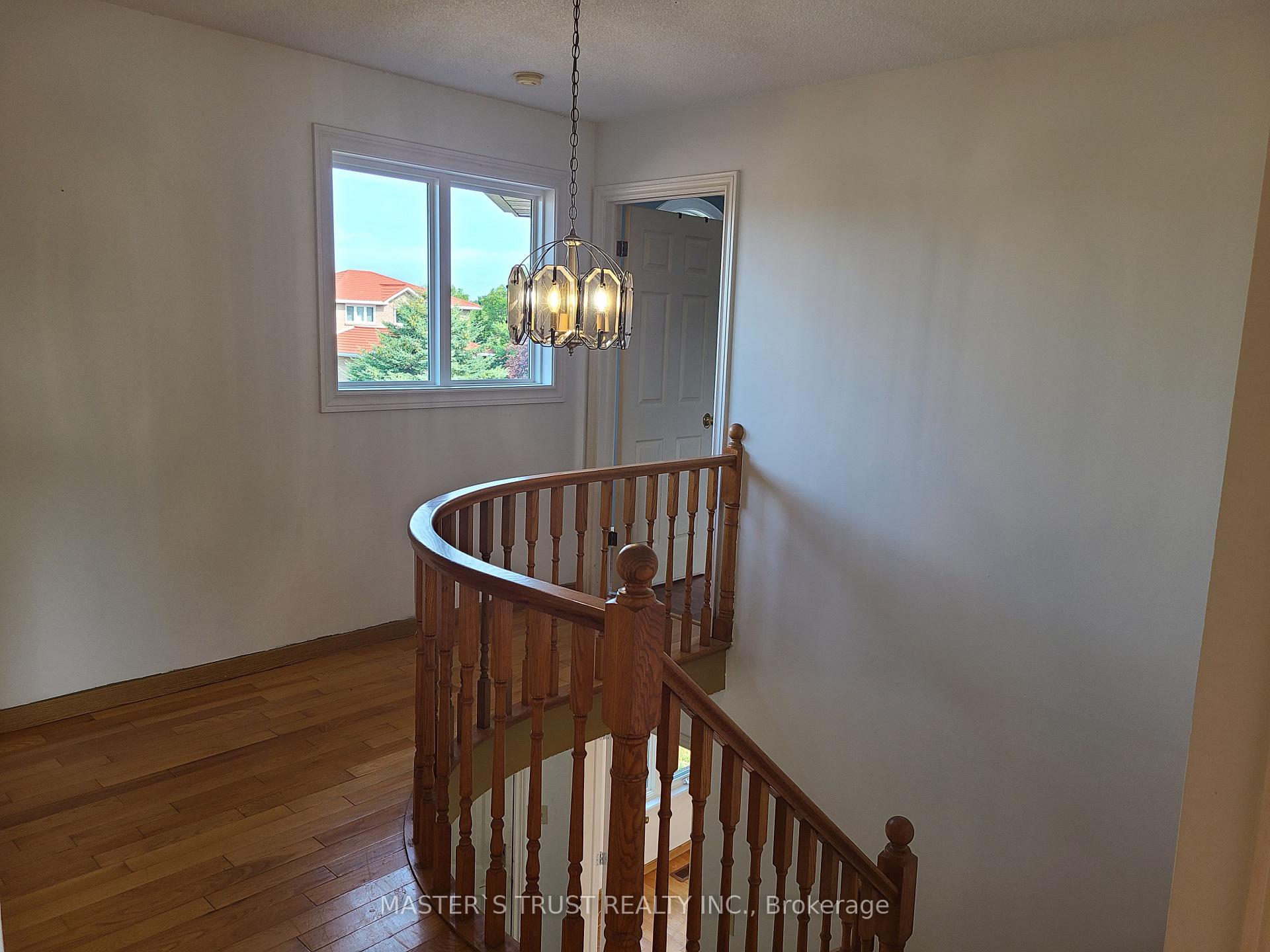 Photo 13 of 126 Fairington Crescent, Hamilton, Kentley — HOMEH