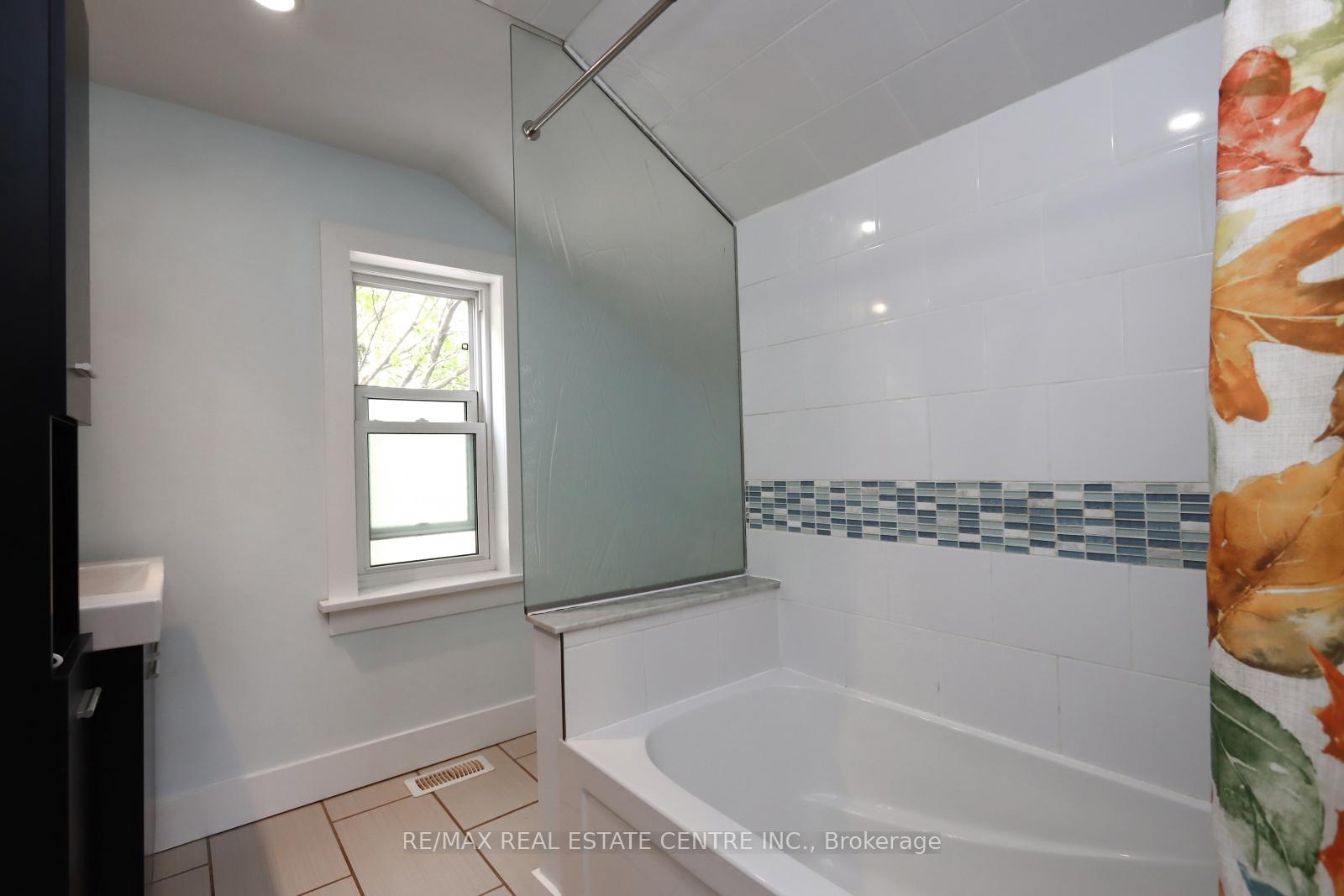 Photo 21 of 121 Brock Street, Kitchener — HOMEH