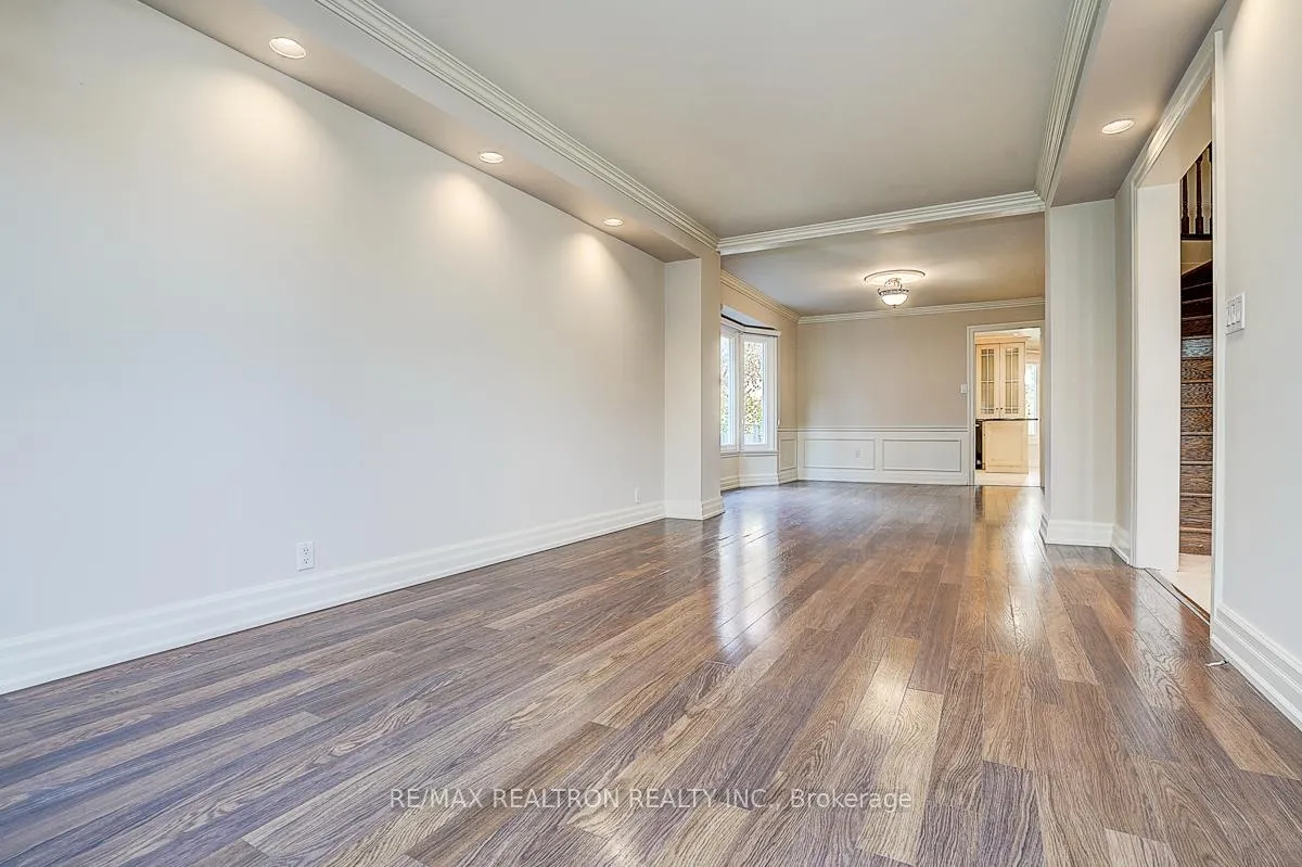 Photo 3 of 8 Rockley Court, Markham, Thornlea — HOMEH