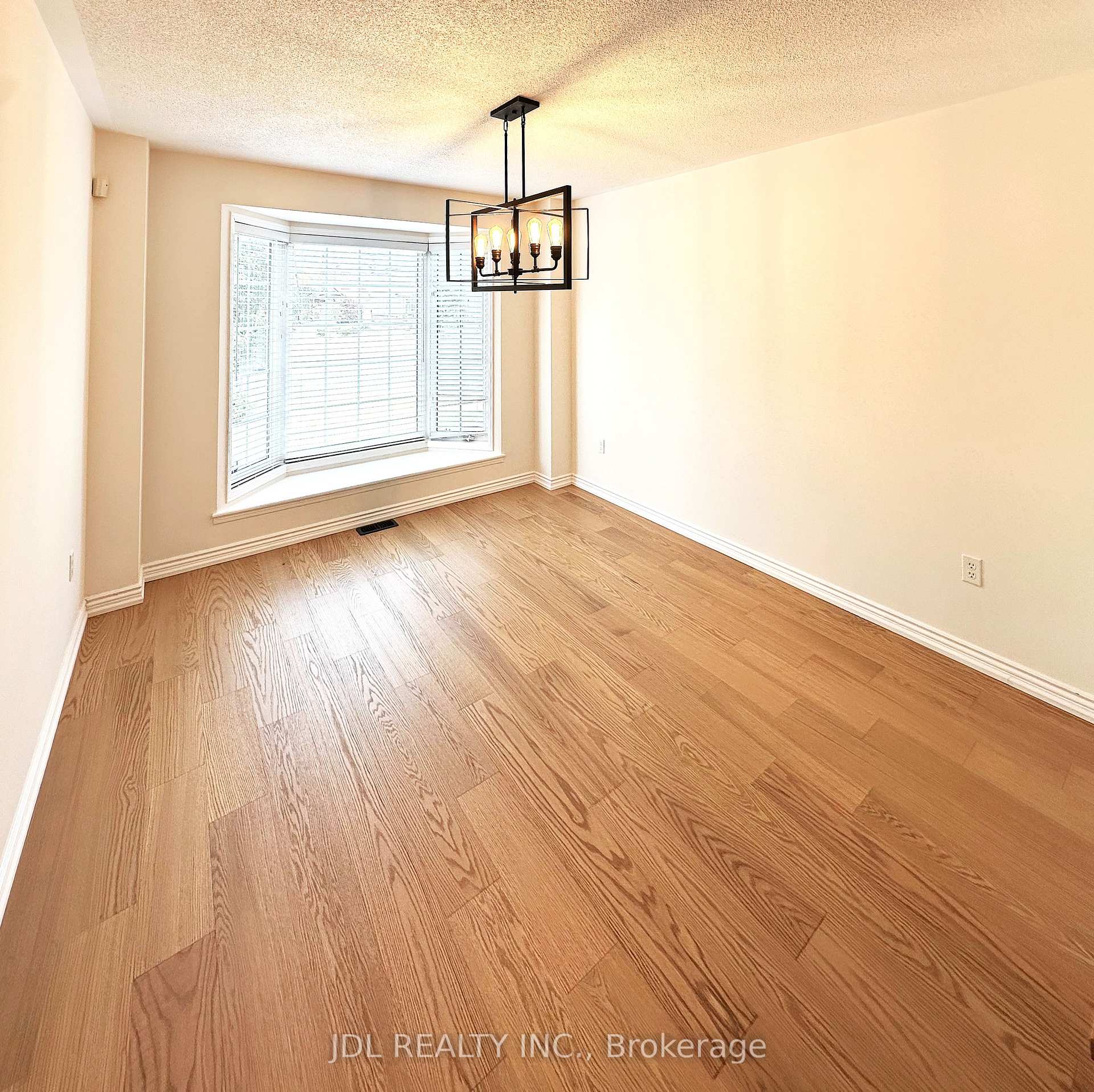 Photo 3 of 124 Gas Lamp Lane, Markham, Cornell — HOMEH