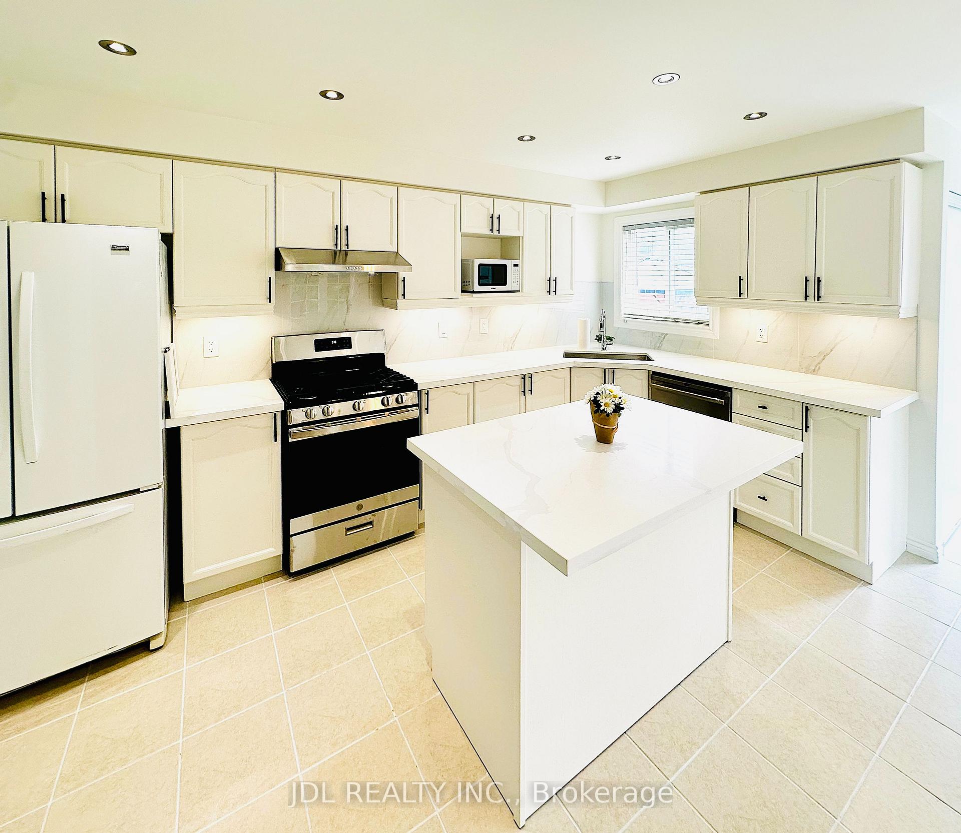 Photo 4 of 124 Gas Lamp Lane, Markham, Cornell — HOMEH