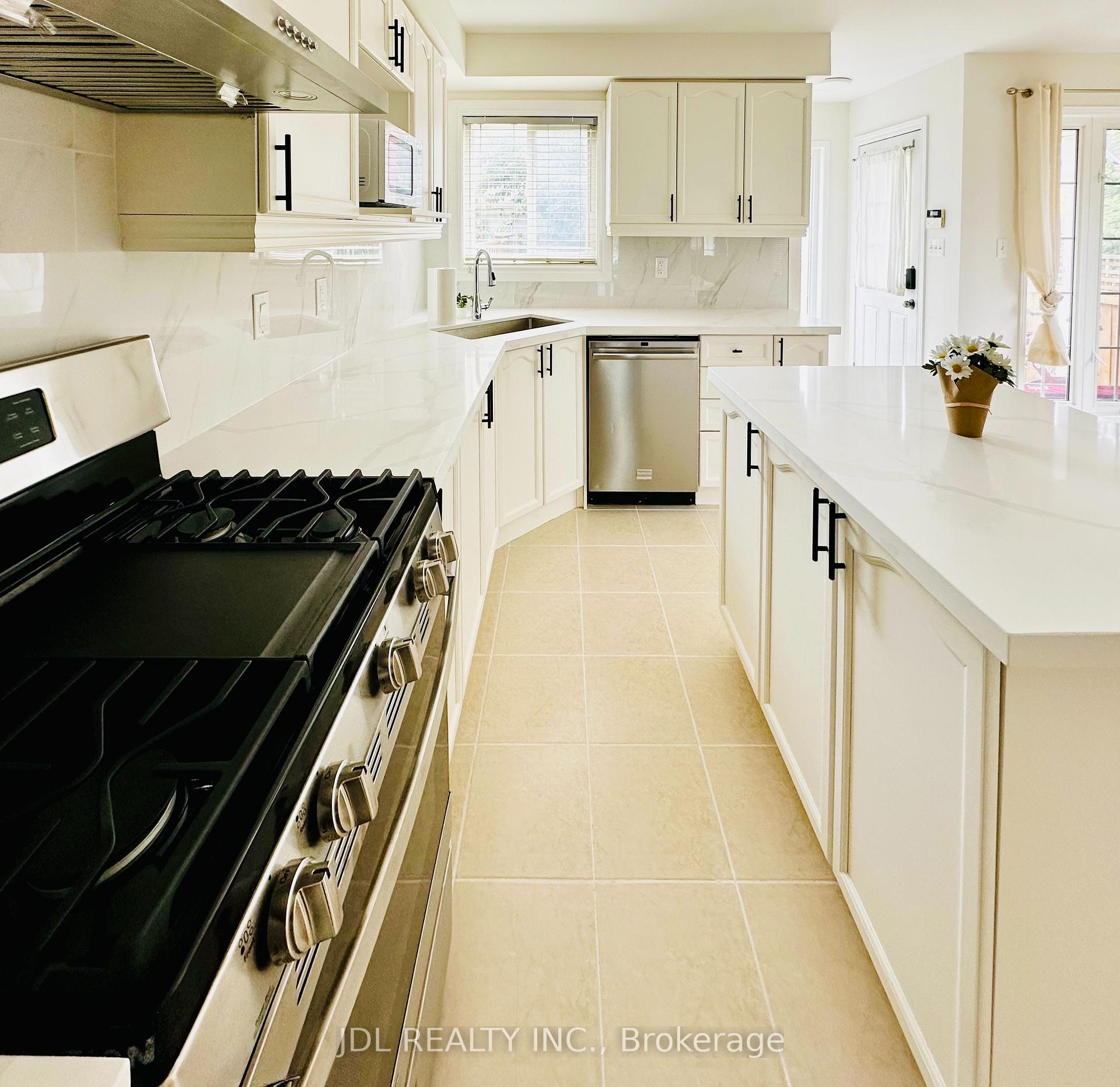 Photo 5 of 124 Gas Lamp Lane, Markham, Cornell — HOMEH