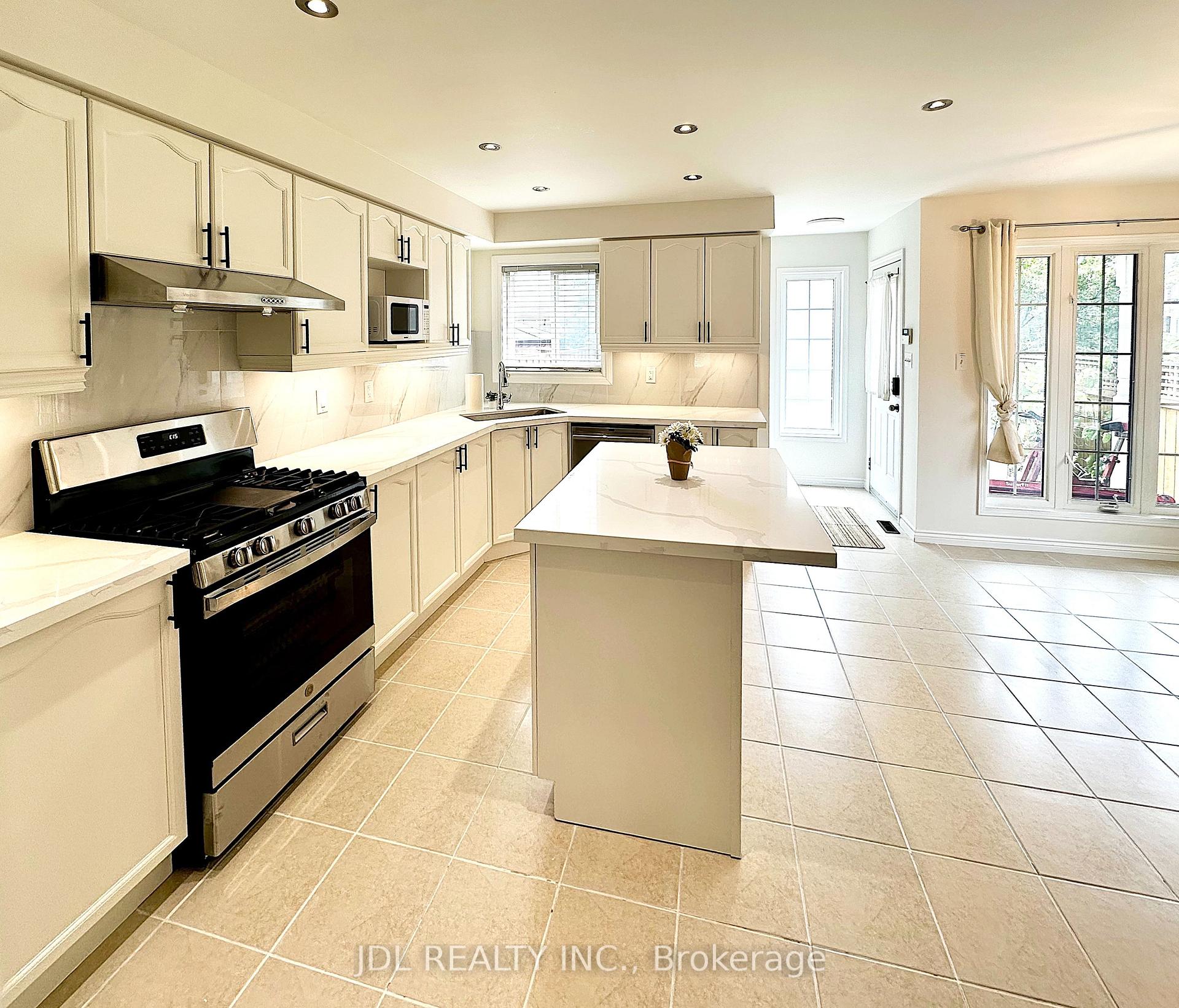 Photo 7 of 124 Gas Lamp Lane, Markham, Cornell — HOMEH