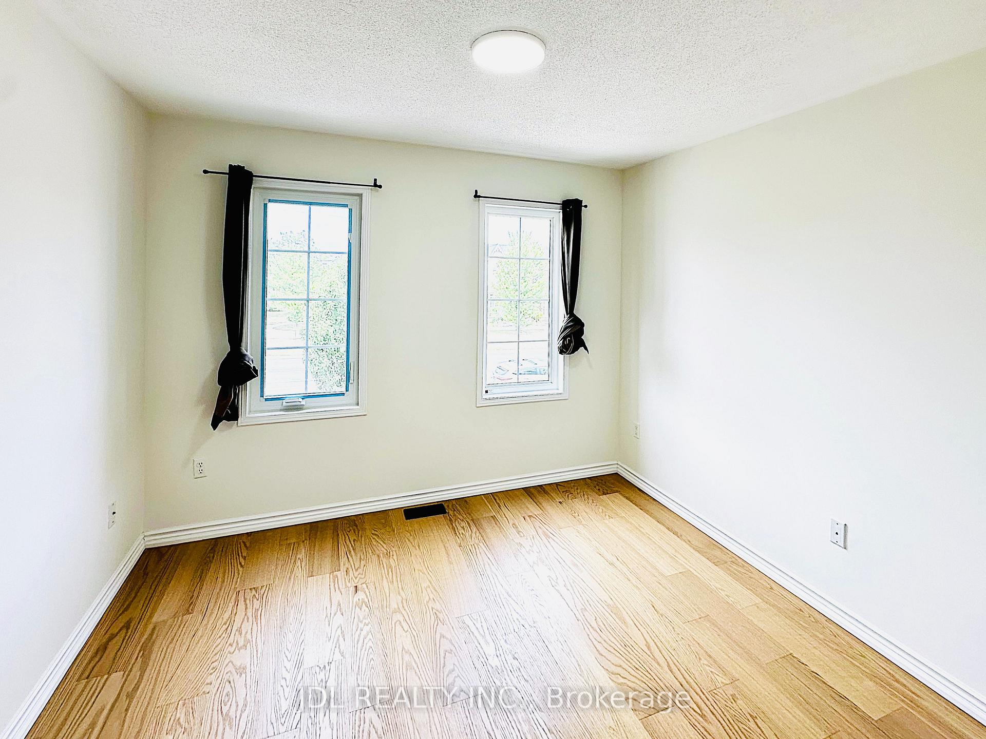 Photo 11 of 124 Gas Lamp Lane, Markham, Cornell — HOMEH