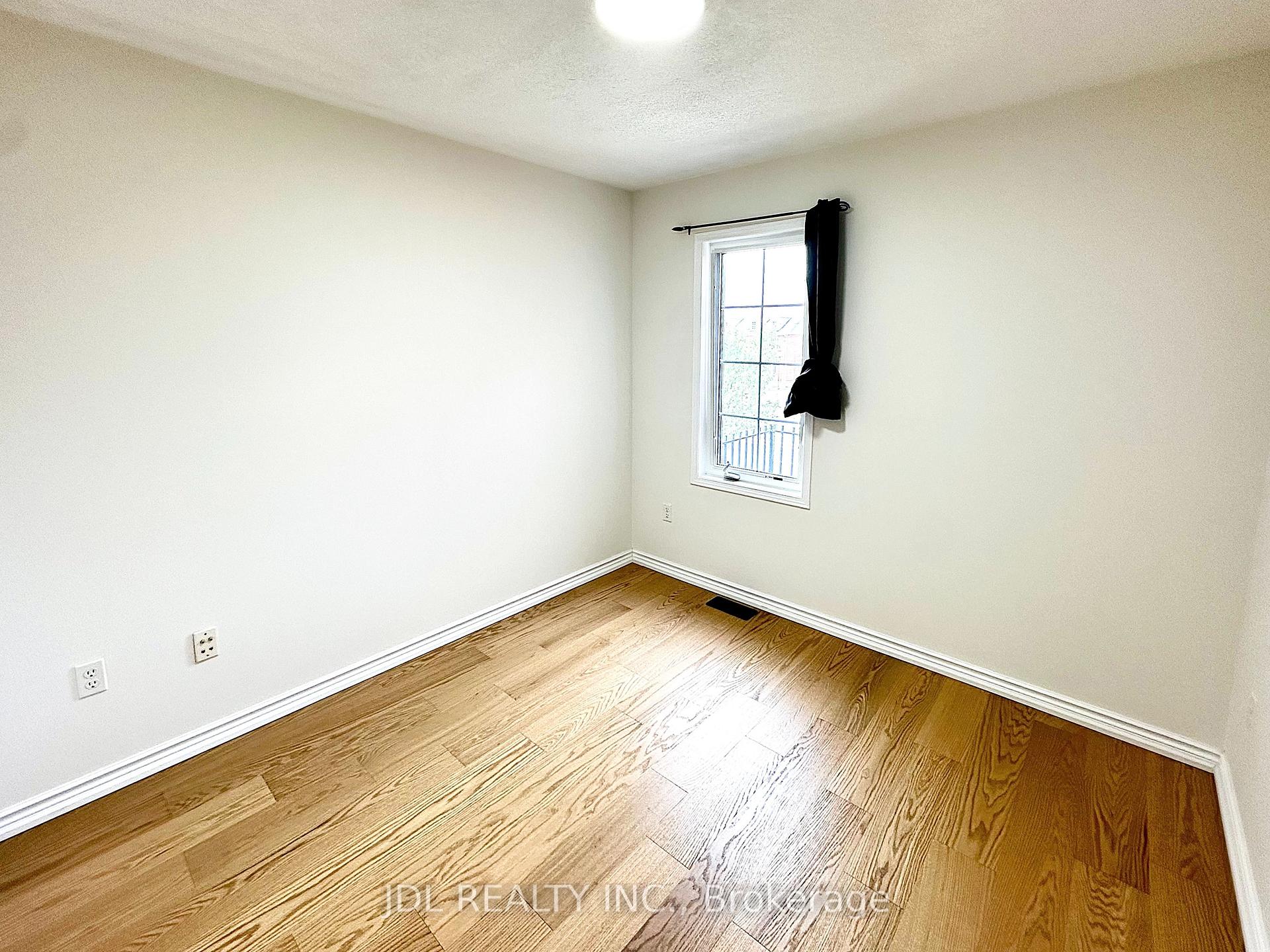Photo 12 of 124 Gas Lamp Lane, Markham, Cornell — HOMEH