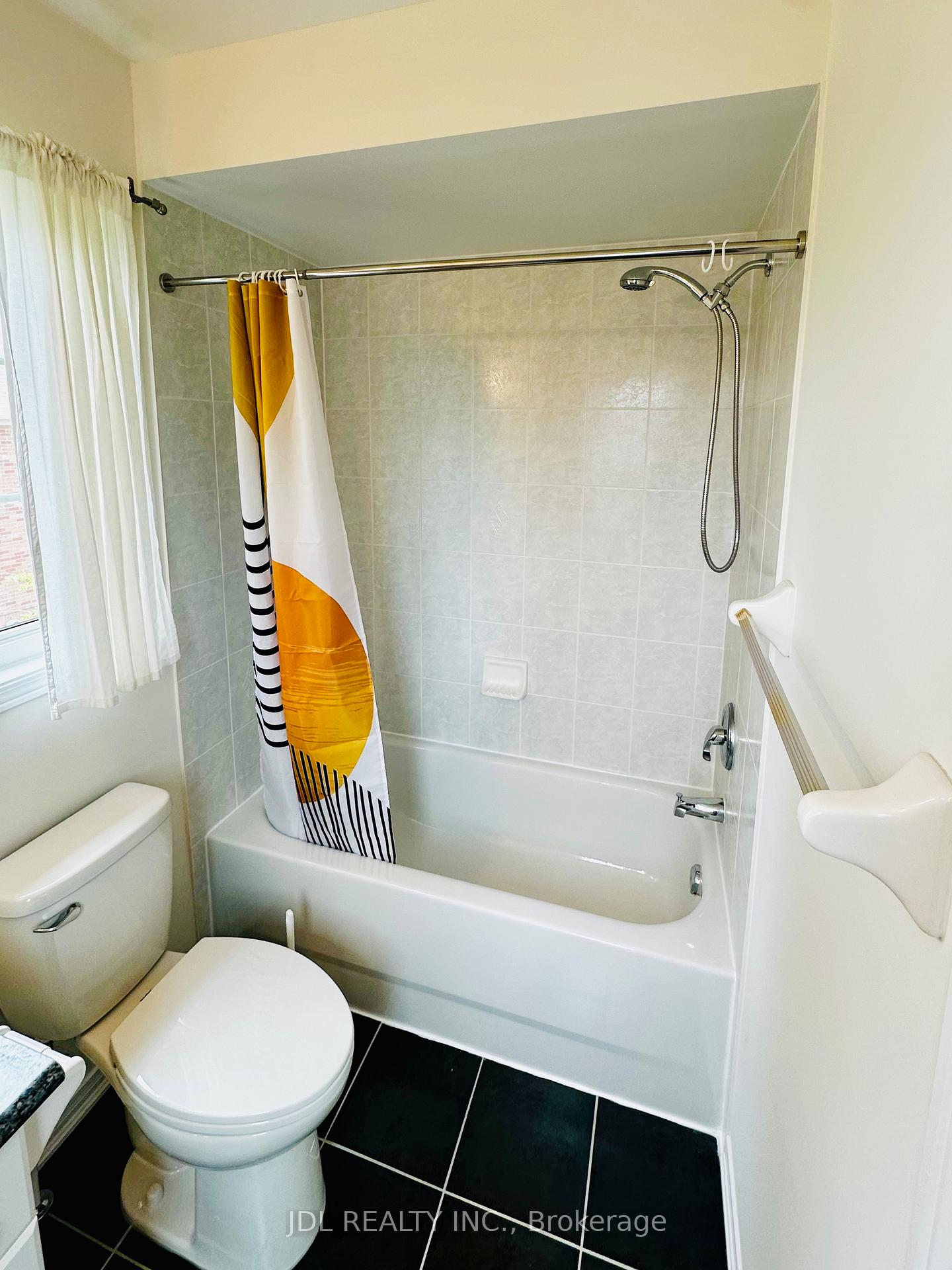 Photo 14 of 124 Gas Lamp Lane, Markham, Cornell — HOMEH