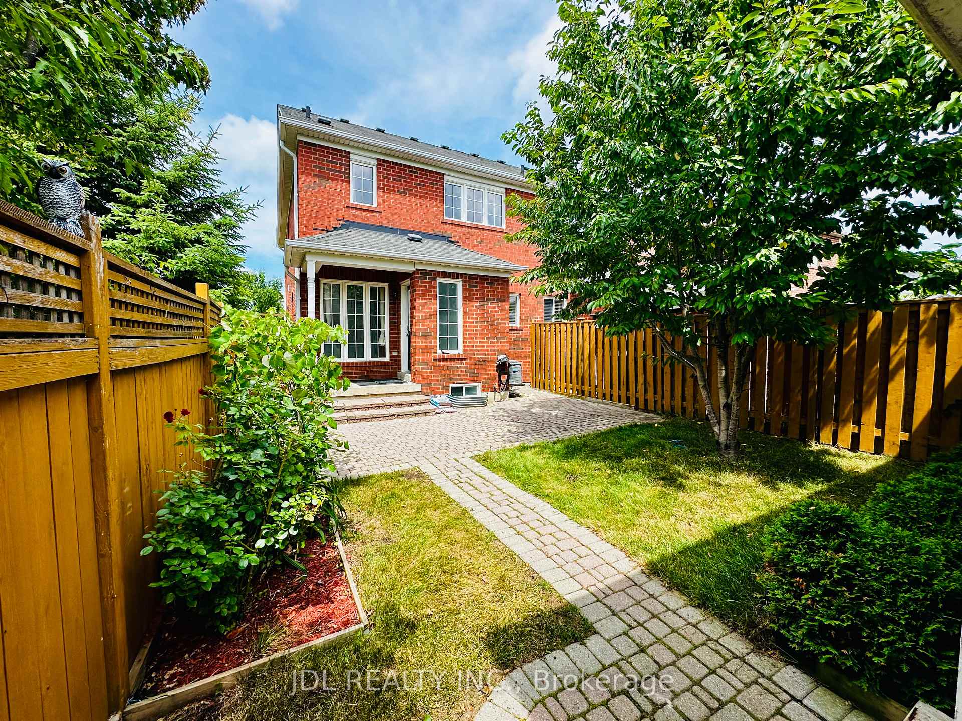 Photo 20 of 124 Gas Lamp Lane, Markham, Cornell — HOMEH