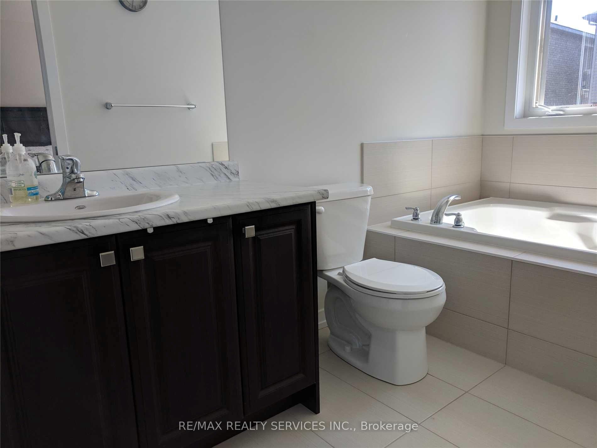 Photo 5 of 37 Prestwick Street, Hamilton, Stoney Creek Mountain — HOMEH