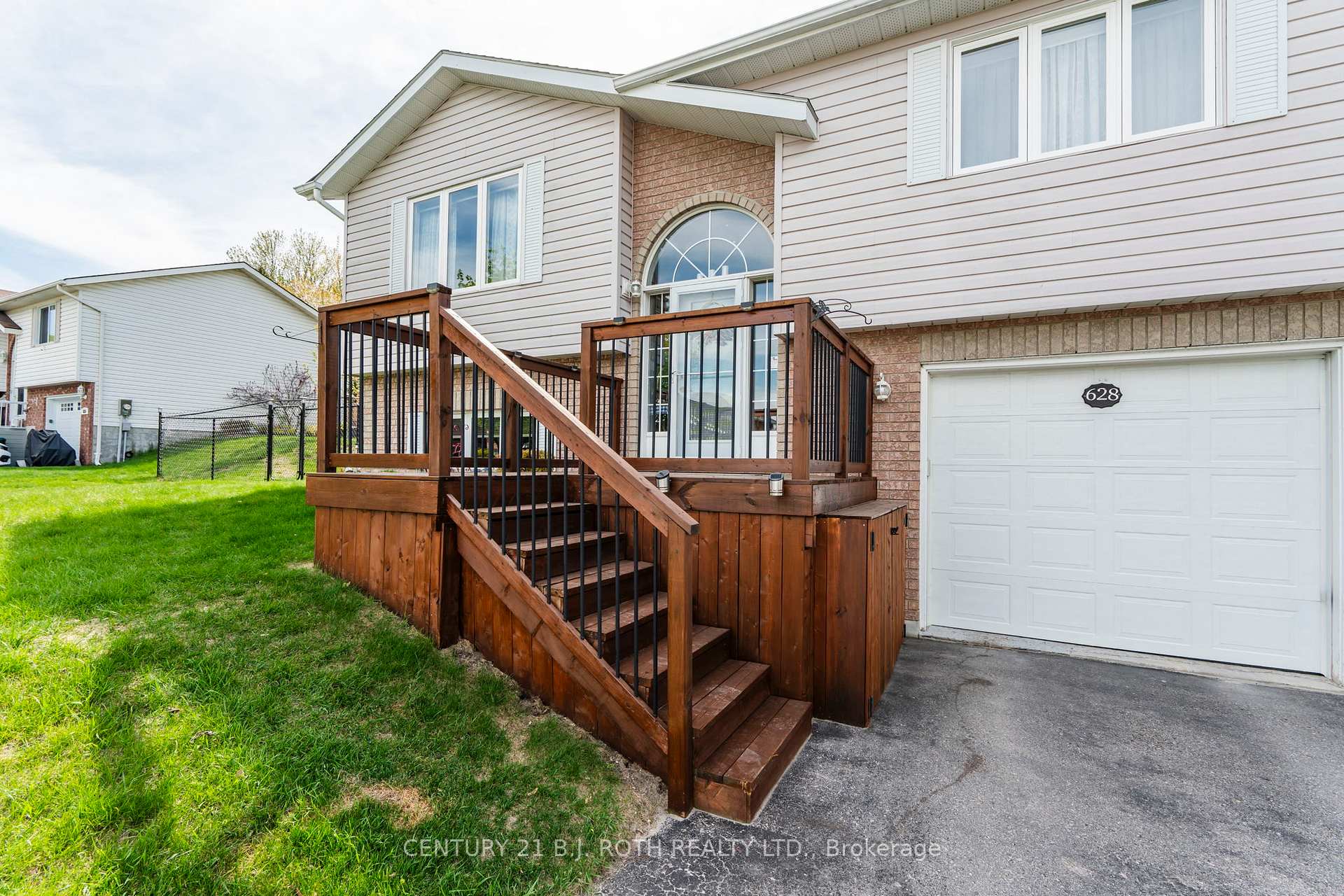 Photo 2 of 628 Wayne Crescent, Midland — HOMEH