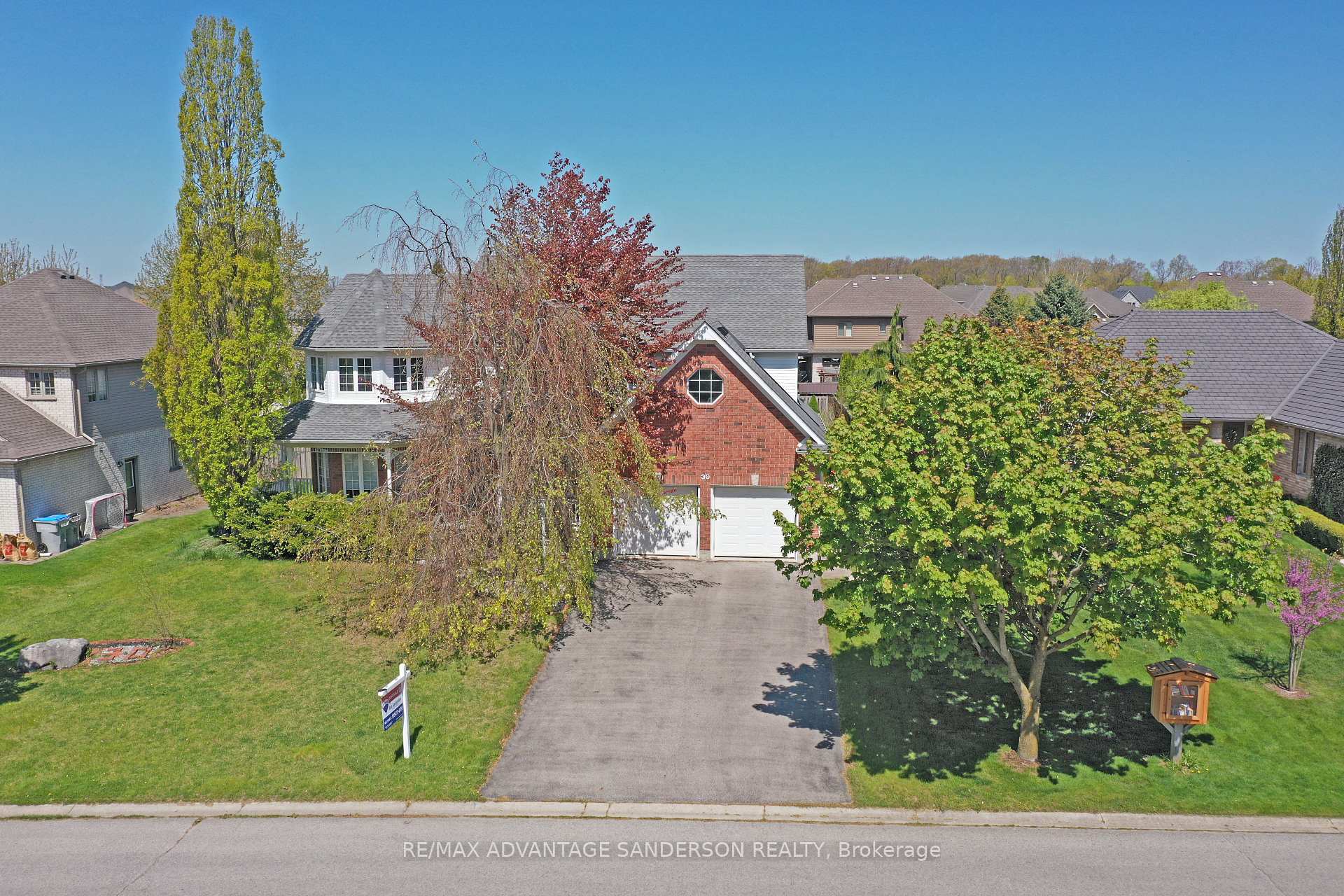 Photo 2 of 30 Birchcrest Drive, Middlesex Centre, Kilworth — HOMEH