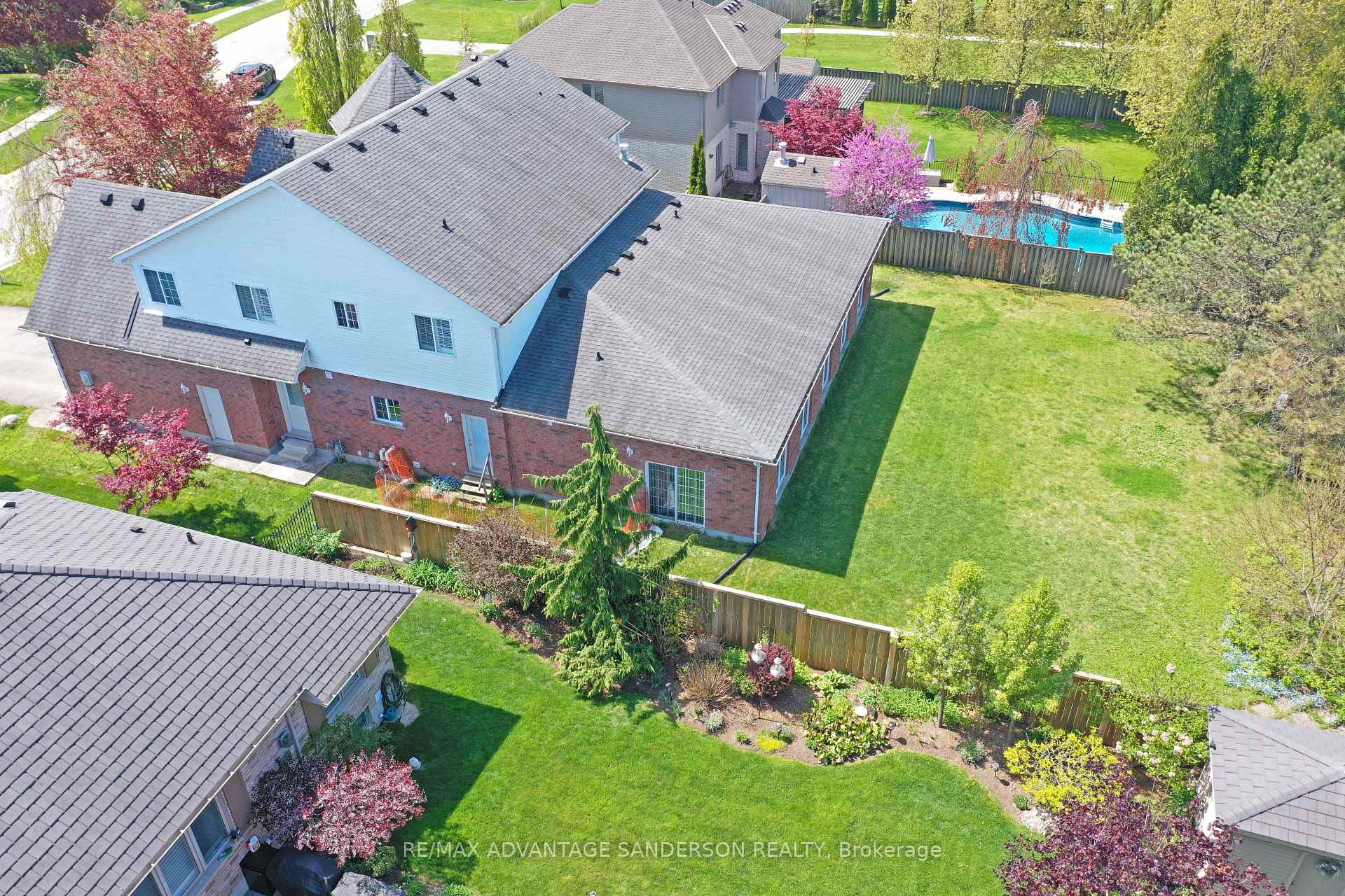 Photo 4 of 30 Birchcrest Drive, Middlesex Centre, Kilworth — HOMEH