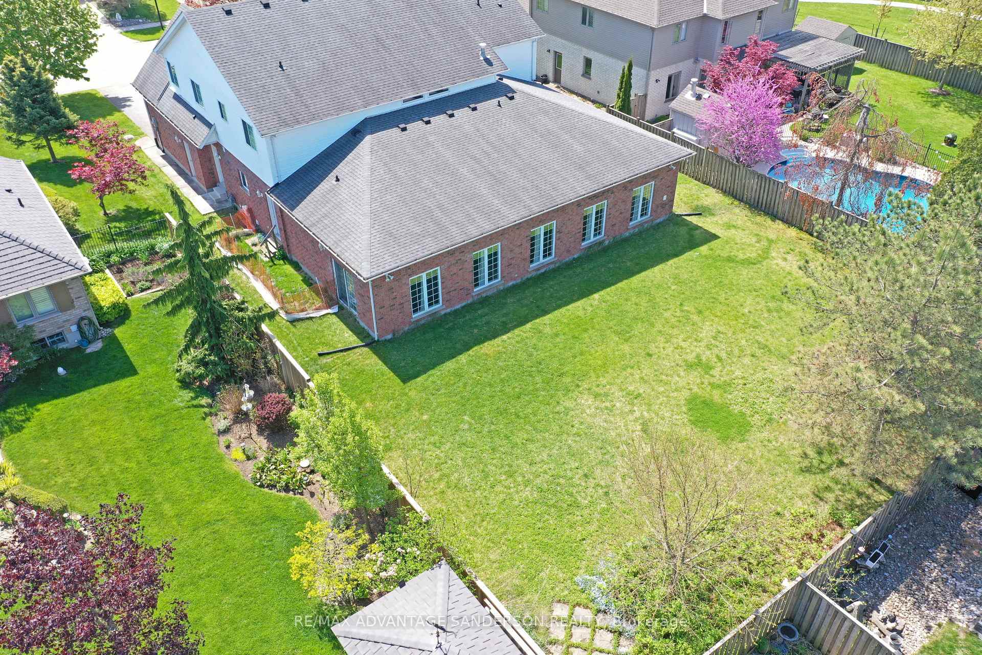 Photo 5 of 30 Birchcrest Drive, Middlesex Centre, Kilworth — HOMEH