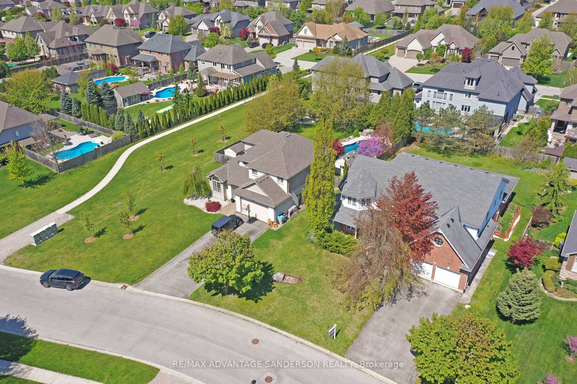 Photo 10 of 30 Birchcrest Drive, Middlesex Centre, Kilworth — HOMEH