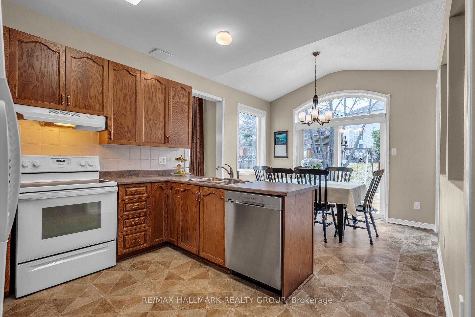 Photo 11 of 70 Insmill Crescent, Ottawa, Kanata - Kanata Lakes/Heritage Hills — HOMEH