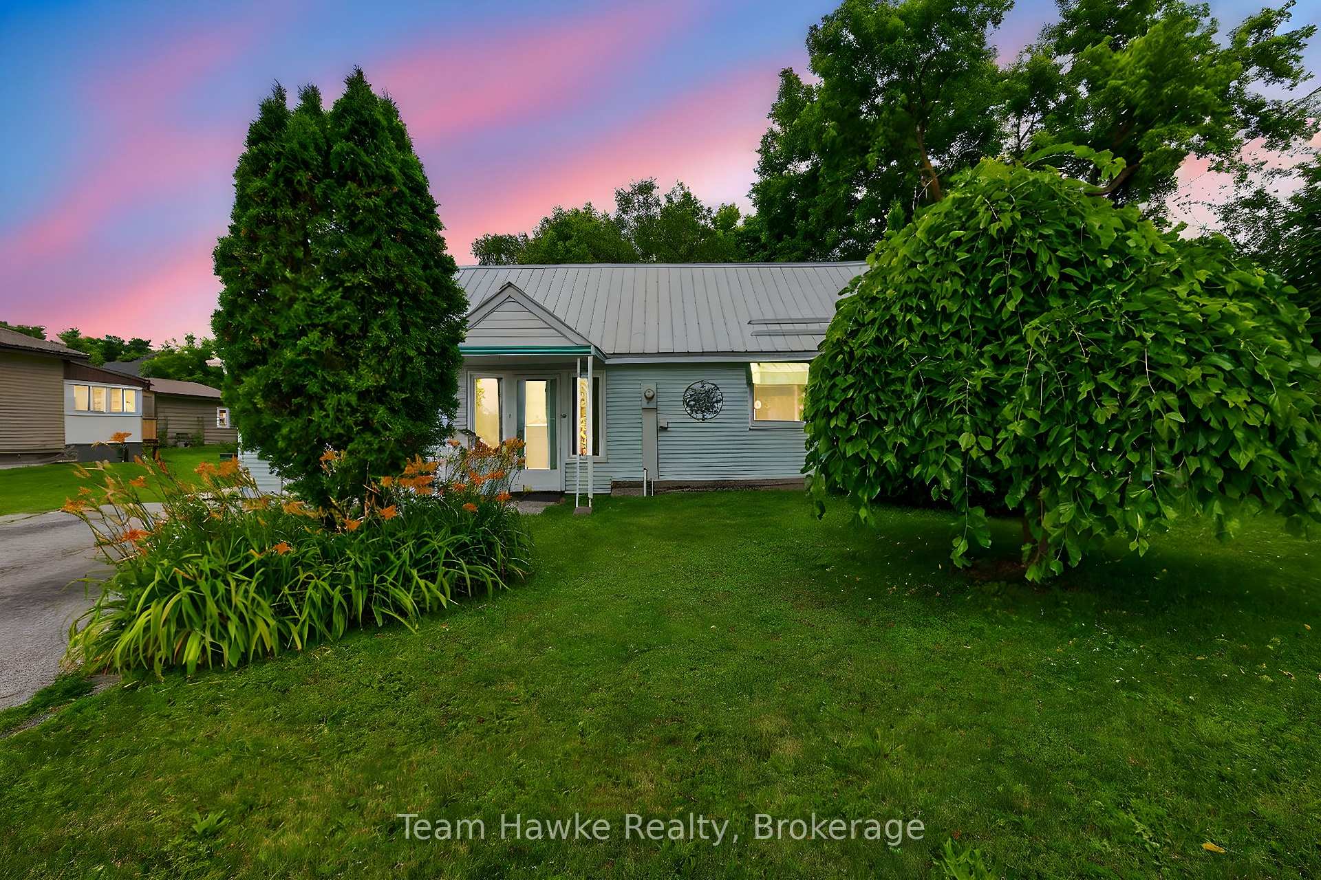 Photo 2 of 266 Barnett Avenue, Midland — HOMEH