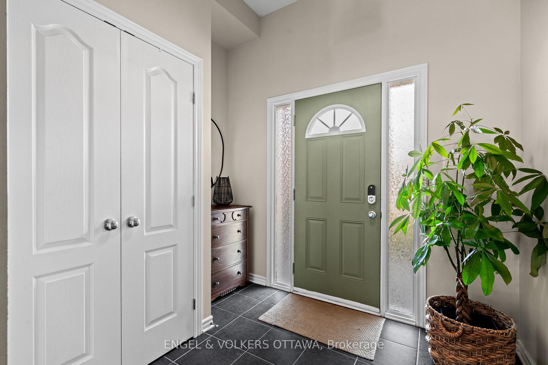 Photo 3 of 1141 Northgraves Crescent, Ottawa, Kanata - Emerald Meadows/Trailwest — HOMEH