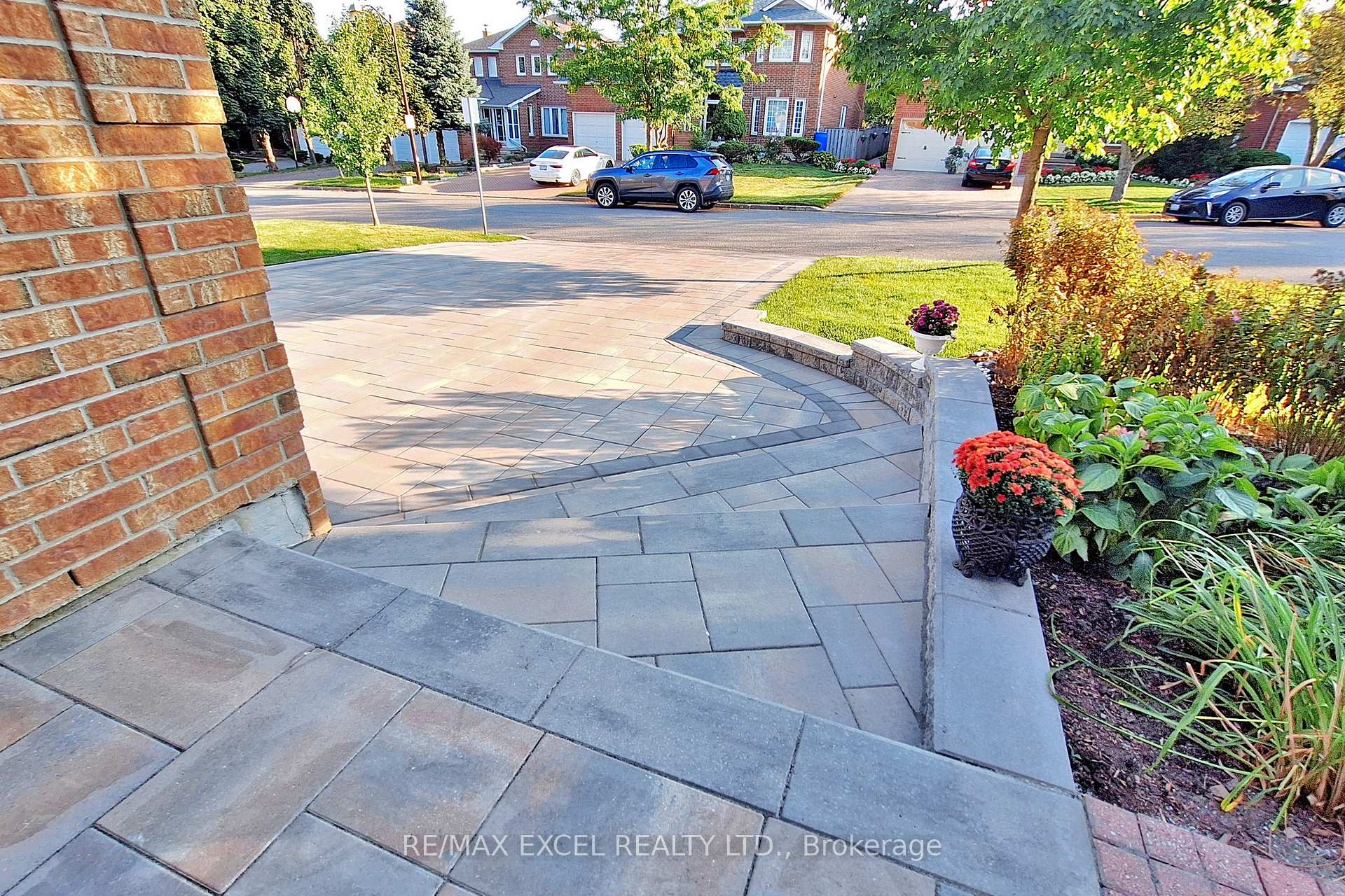 Photo 2 of 69 Nadine Crescent, Markham, Unionville — HOMEH