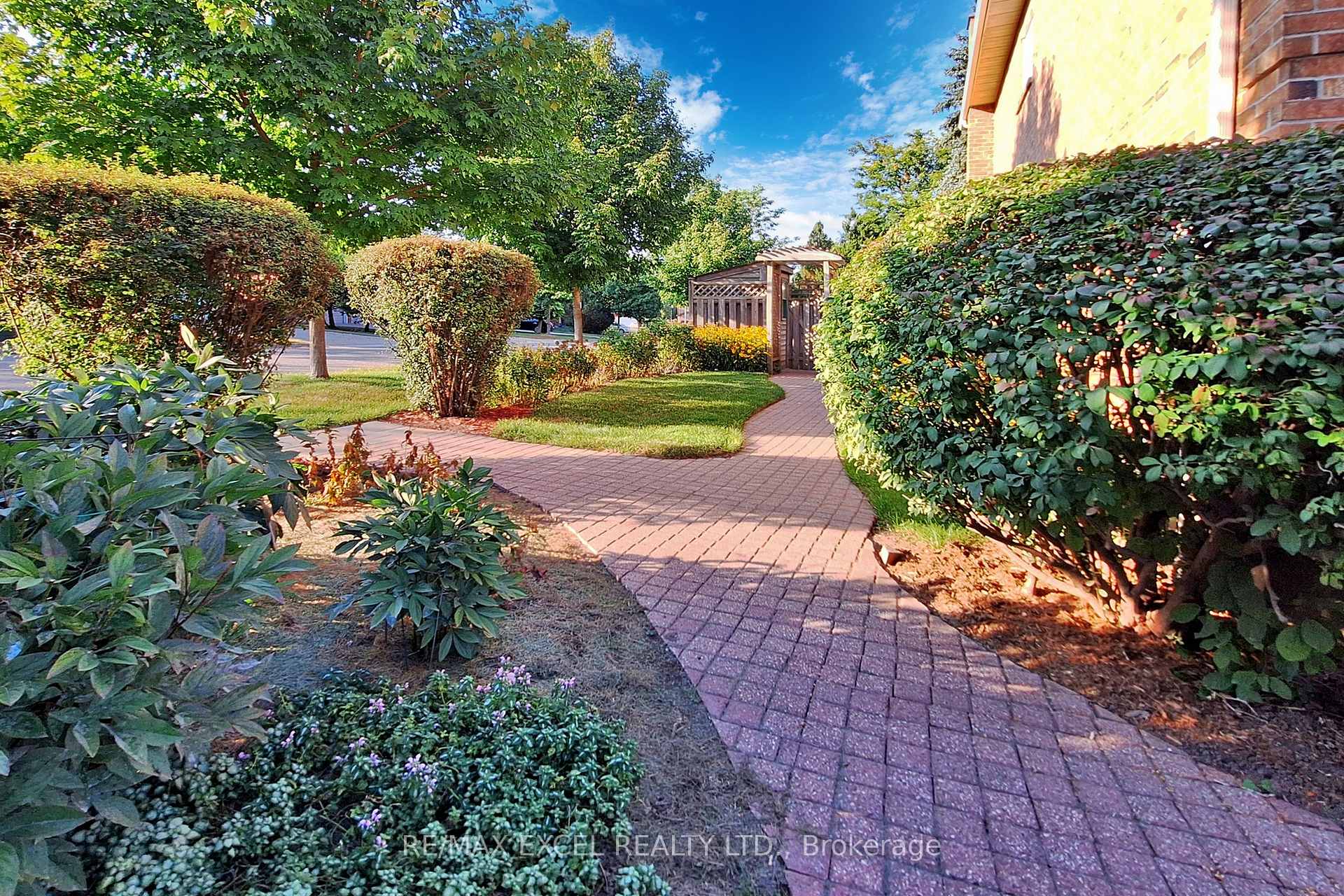 Photo 3 of 69 Nadine Crescent, Markham, Unionville — HOMEH