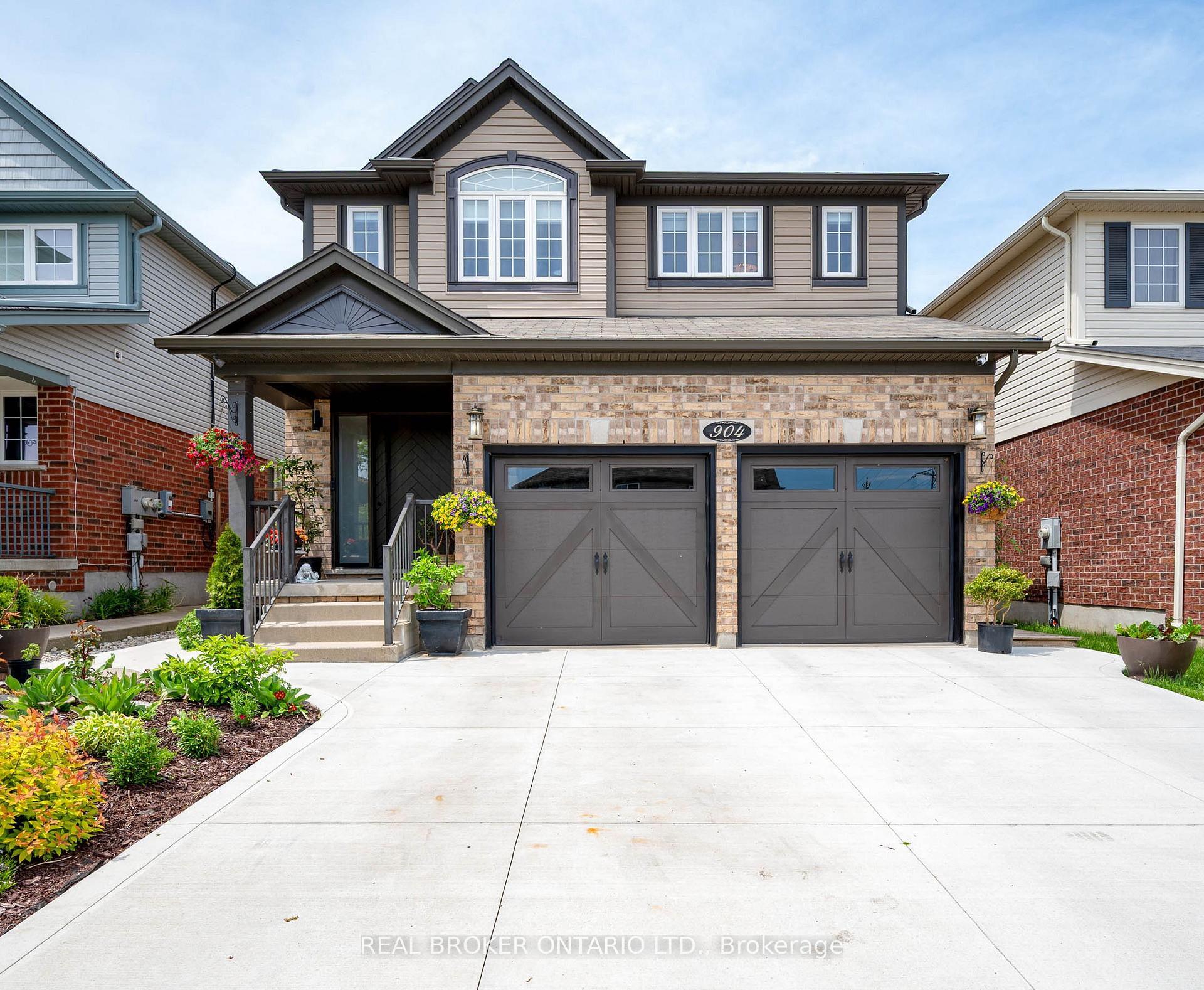 Front of 904 Magdalena Court
