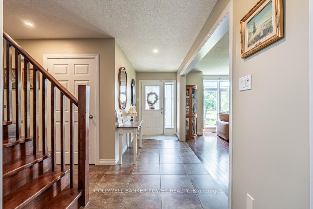 Photo 4 of 6 Fieldstone Crescent, Middlesex Centre, Komoka — HOMEH