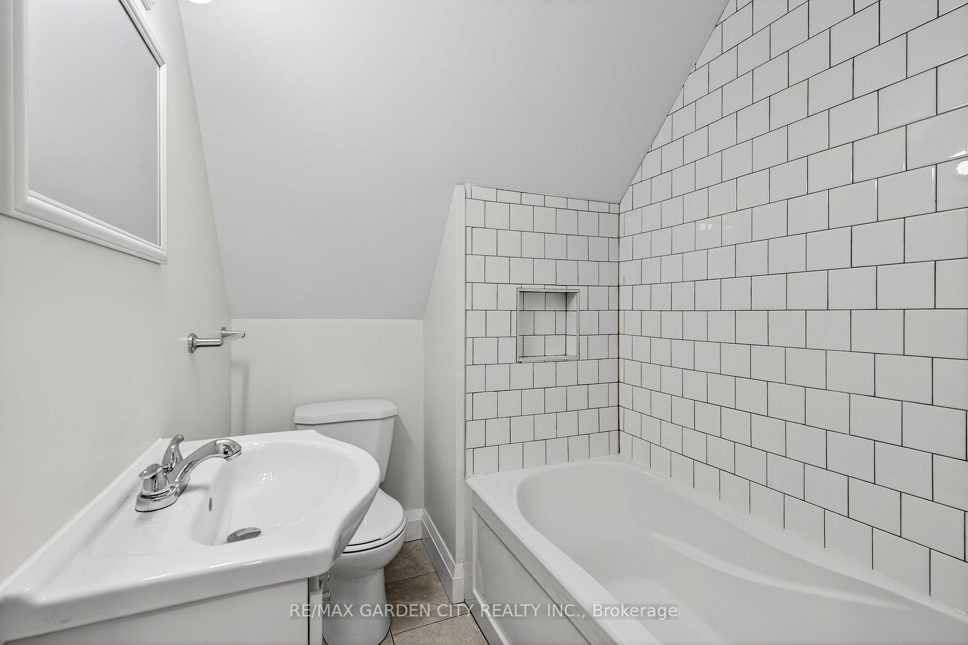 Photo 14 of Unit Upper, 104 Carrick Avenue, Hamilton, Stripley — HOMEH