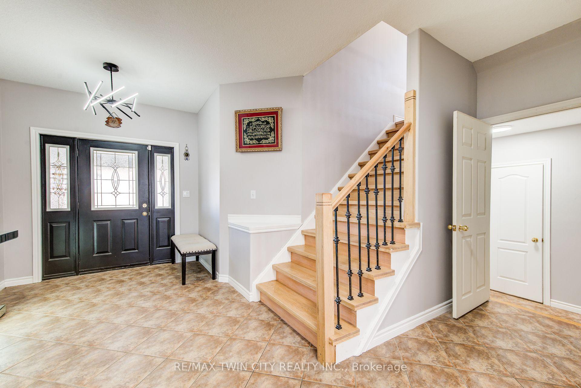 Photo 5 of 144 Udvari Crescent, Kitchener — HOMEH