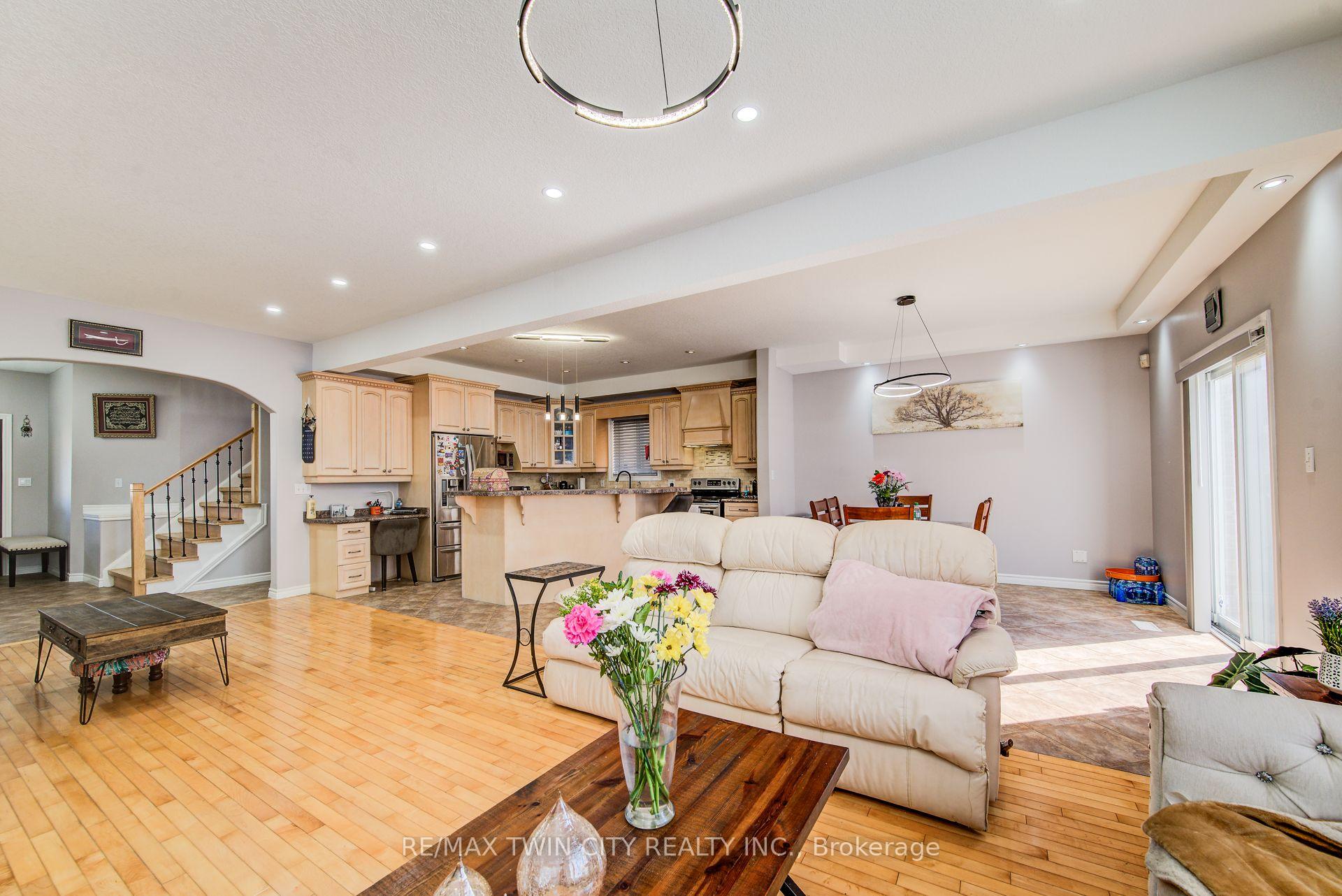 Photo 7 of 144 Udvari Crescent, Kitchener — HOMEH